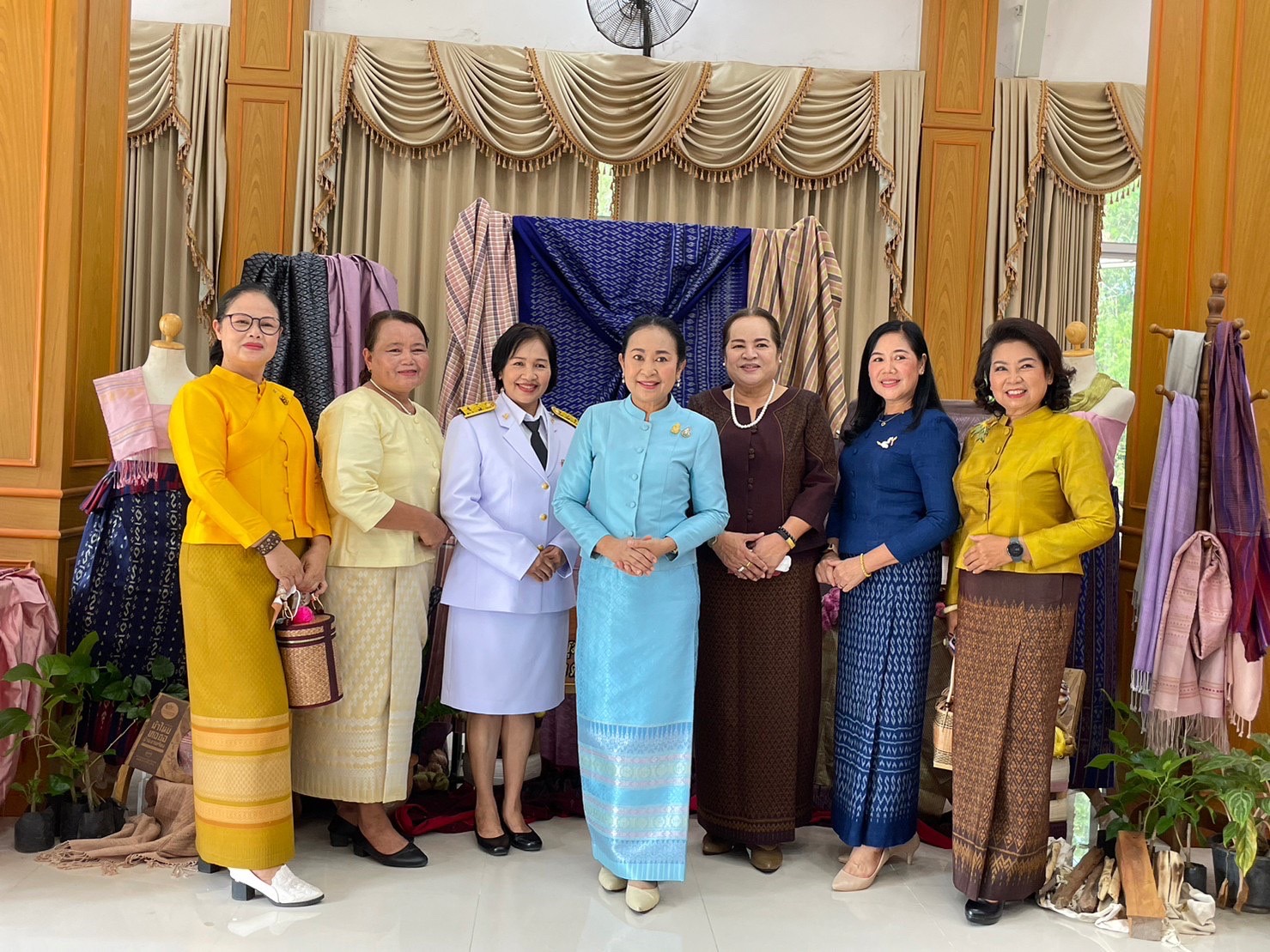 จังหวัดมหาสารคาม จัดพิธีมอบแบบลายผ้าพระราชทาน “ผ้าลายดอกรักราชกัญญา”