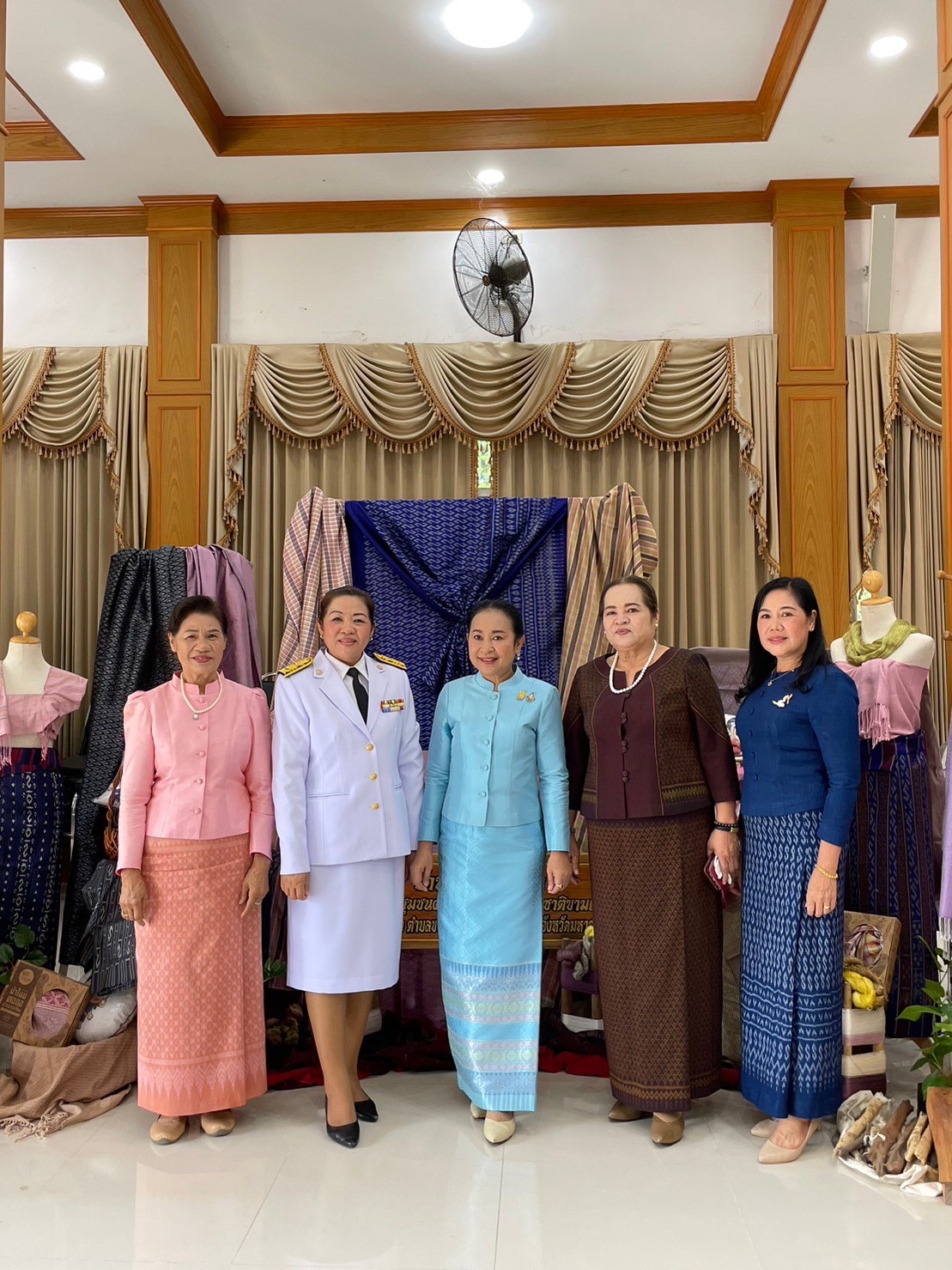 จังหวัดมหาสารคาม จัดพิธีมอบแบบลายผ้าพระราชทาน “ผ้าลายดอกรักราชกัญญา”