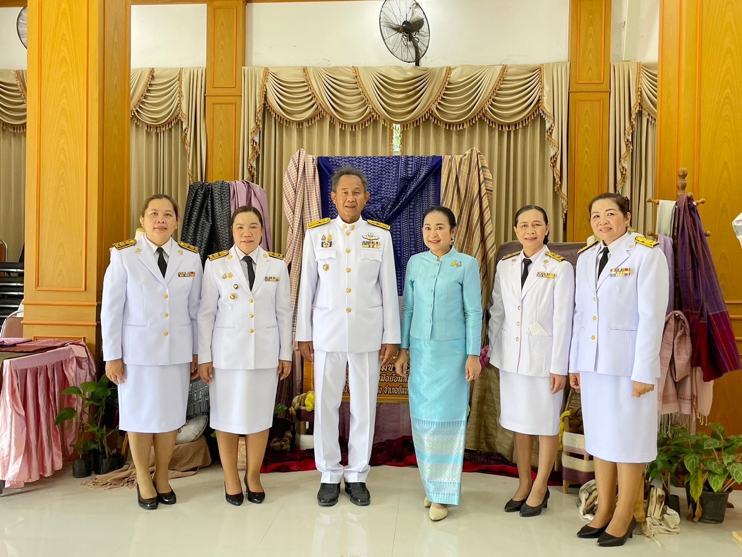 จังหวัดมหาสารคาม จัดพิธีมอบแบบลายผ้าพระราชทาน “ผ้าลายดอกรักราชกัญญา”