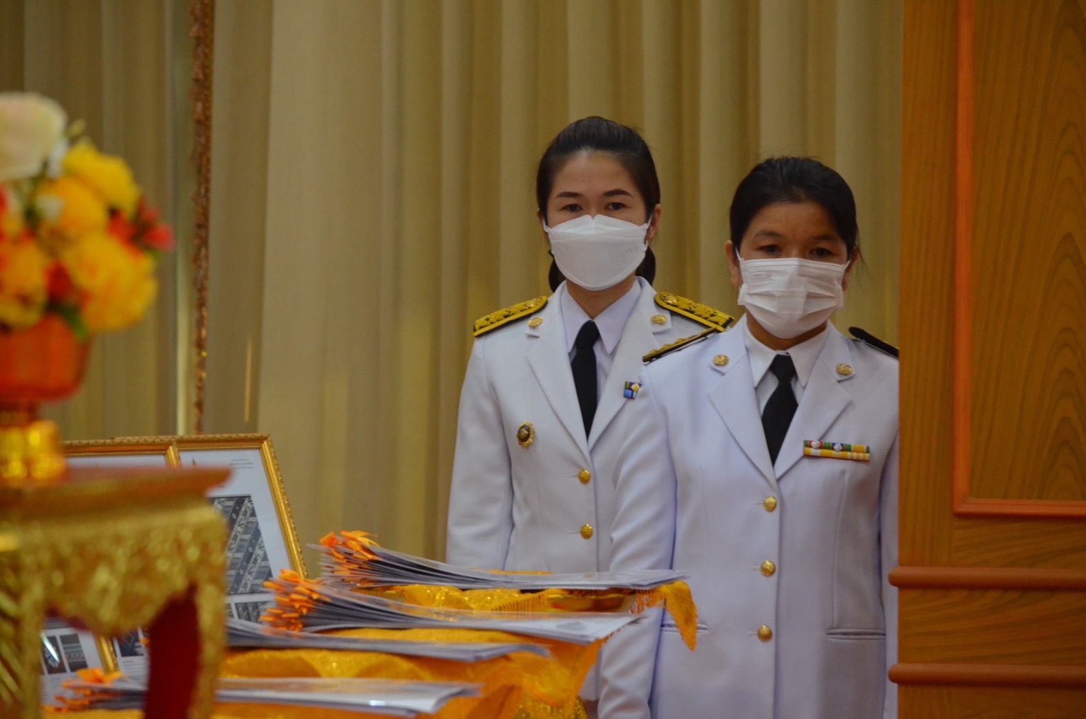 จังหวัดมหาสารคาม จัดพิธีมอบแบบลายผ้าพระราชทาน “ผ้าลายดอกรักราชกัญญา”