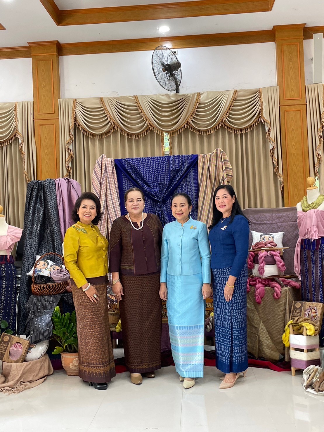 จังหวัดมหาสารคาม จัดพิธีมอบแบบลายผ้าพระราชทาน “ผ้าลายดอกรักราชกัญญา”
