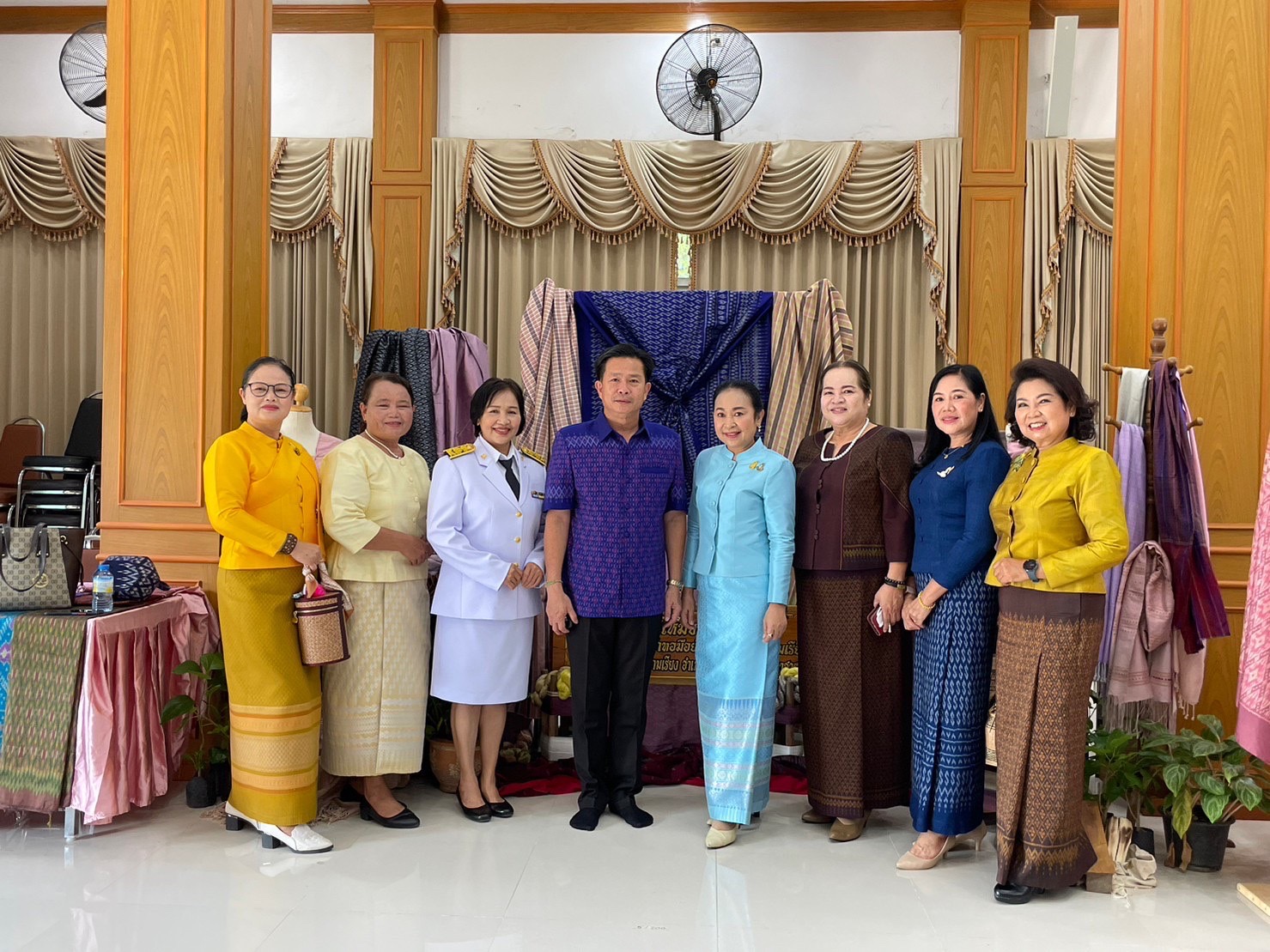 จังหวัดมหาสารคาม จัดพิธีมอบแบบลายผ้าพระราชทาน “ผ้าลายดอกรักราชกัญญา”