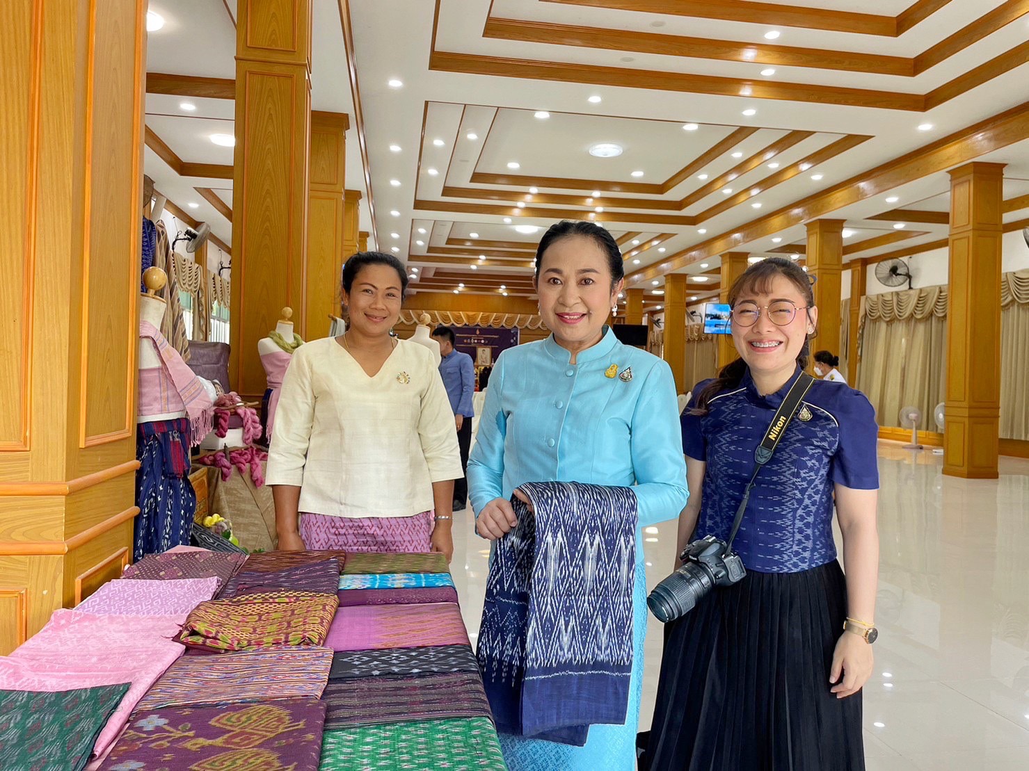 จังหวัดมหาสารคาม จัดพิธีมอบแบบลายผ้าพระราชทาน “ผ้าลายดอกรักราชกัญญา”