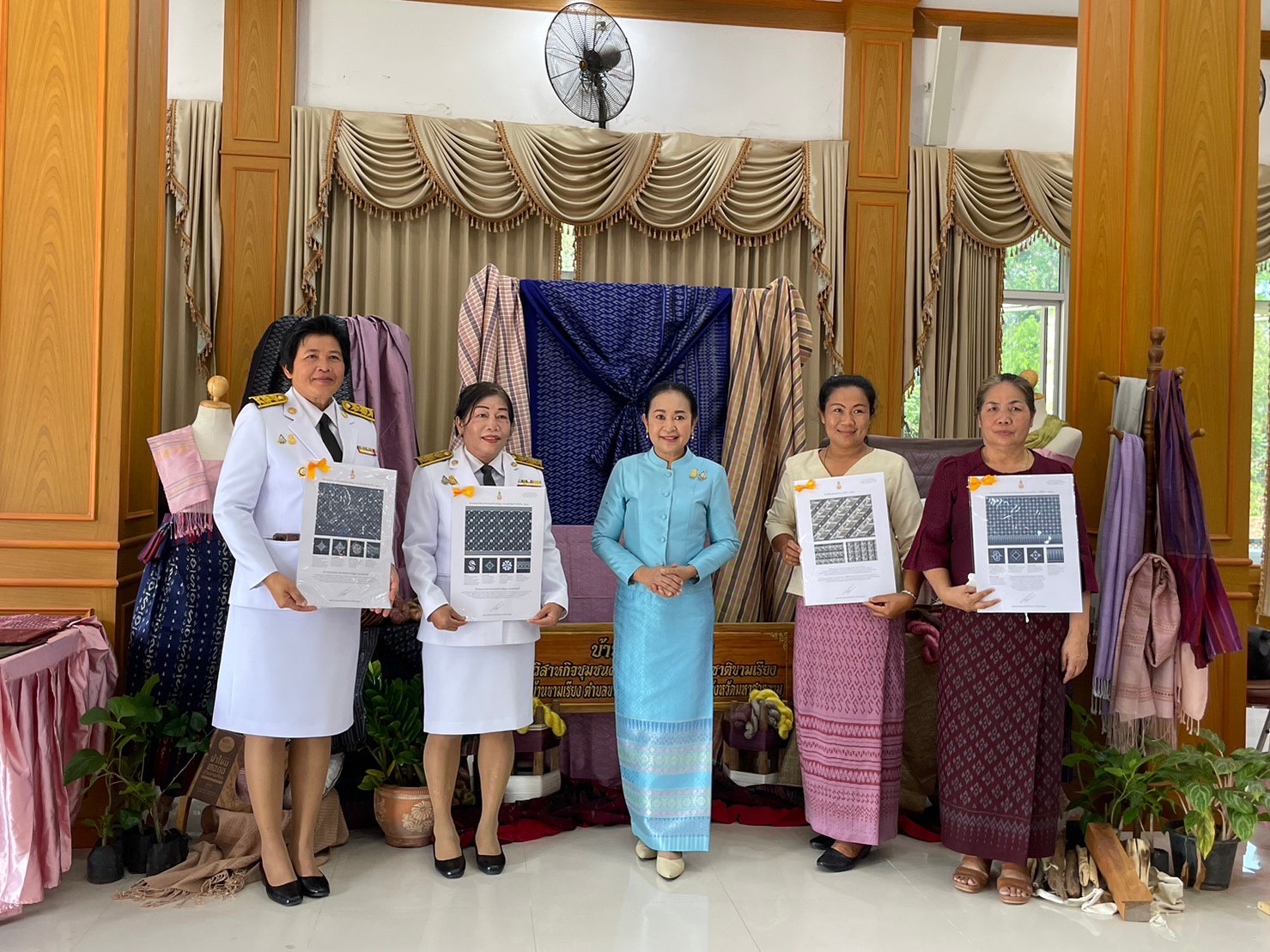 จังหวัดมหาสารคาม จัดพิธีมอบแบบลายผ้าพระราชทาน “ผ้าลายดอกรักราชกัญญา”