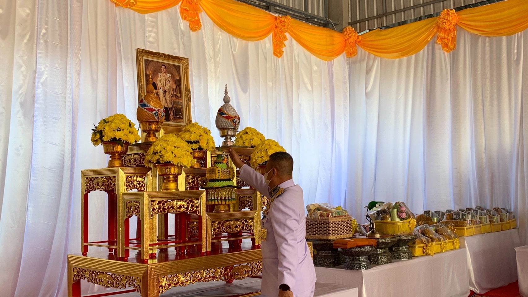 พลตรี กัลย์สรรค์ จันทรเสน ประจำสำนักพระราชวังพิเศษ ระดับ 10 ปฏิบัติหน้าที่รองผู้อำนวยการศูนย์อำนวยการใหญ่จิตอาสาพระราชทาน กำหนดจัดกิจกรรมพระราชทานในพื้นที่ ณ วัดใต้ดงใหญ่ ตำบลดงใหญ่ อำเภอวาปีปทุม จังหวัดมหาสารคาม : พช.มหาสารคาม ร่วมกับ เครือข่าย โคก หนอง นา และกลุ่มอาชีพ จัดแสดงนิทรรศการและจำหน่ายผลผลิต และ ผลิตภัณฑ์ชุมชน ในกิจกรรมพระราชทาน ด้วย