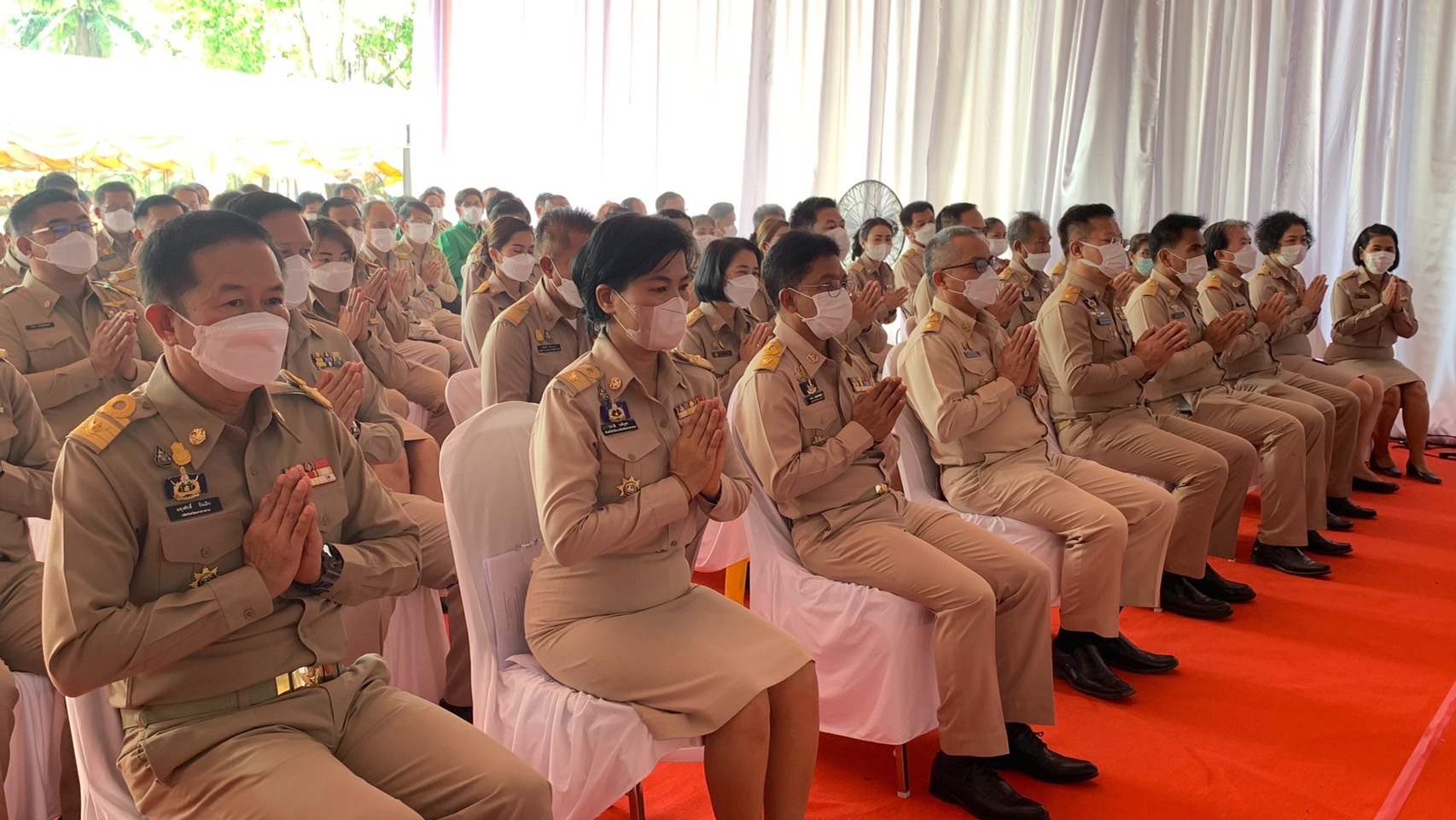 พลตรี กัลย์สรรค์ จันทรเสน ประจำสำนักพระราชวังพิเศษ ระดับ 10 ปฏิบัติหน้าที่รองผู้อำนวยการศูนย์อำนวยการใหญ่จิตอาสาพระราชทาน กำหนดจัดกิจกรรมพระราชทานในพื้นที่ ณ วัดใต้ดงใหญ่ ตำบลดงใหญ่ อำเภอวาปีปทุม จังหวัดมหาสารคาม : พช.มหาสารคาม ร่วมกับ เครือข่าย โคก หนอง นา และกลุ่มอาชีพ จัดแสดงนิทรรศการและจำหน่ายผลผลิต และ ผลิตภัณฑ์ชุมชน ในกิจกรรมพระราชทาน ด้วย
