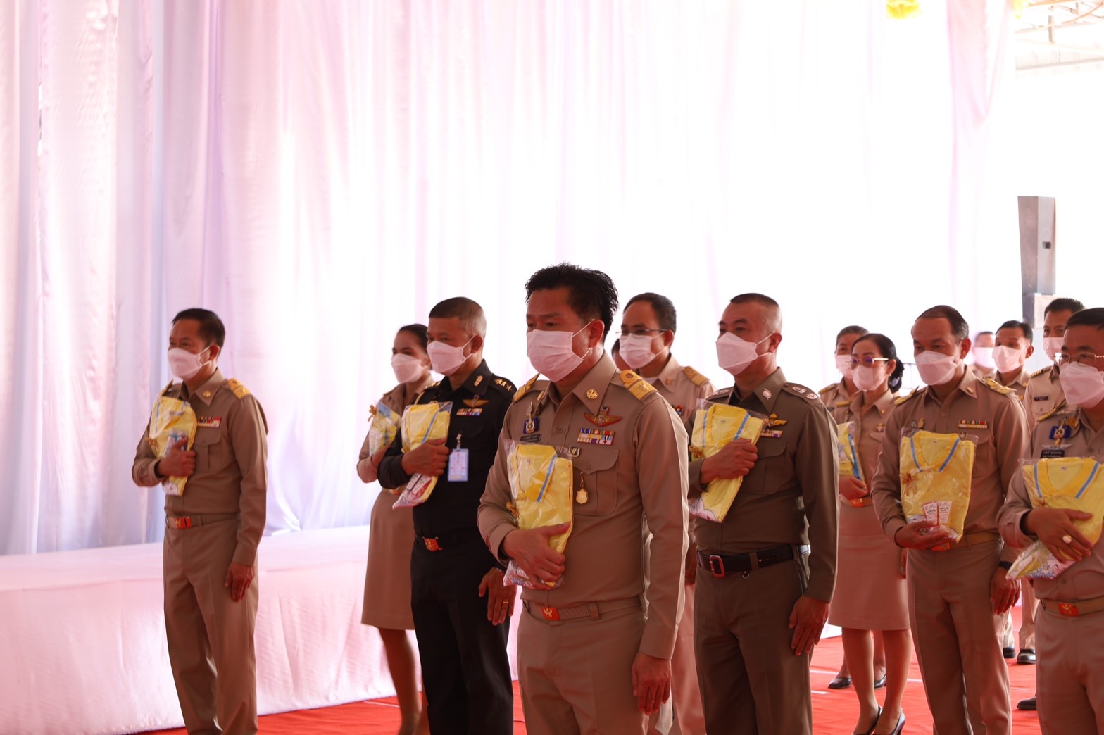 พลตรี กัลย์สรรค์ จันทรเสน ประจำสำนักพระราชวังพิเศษ ระดับ 10 ปฏิบัติหน้าที่รองผู้อำนวยการศูนย์อำนวยการใหญ่จิตอาสาพระราชทาน กำหนดจัดกิจกรรมพระราชทานในพื้นที่ ณ วัดใต้ดงใหญ่ ตำบลดงใหญ่ อำเภอวาปีปทุม จังหวัดมหาสารคาม : พช.มหาสารคาม ร่วมกับ เครือข่าย โคก หนอง นา และกลุ่มอาชีพ จัดแสดงนิทรรศการและจำหน่ายผลผลิต และ ผลิตภัณฑ์ชุมชน ในกิจกรรมพระราชทาน ด้วย