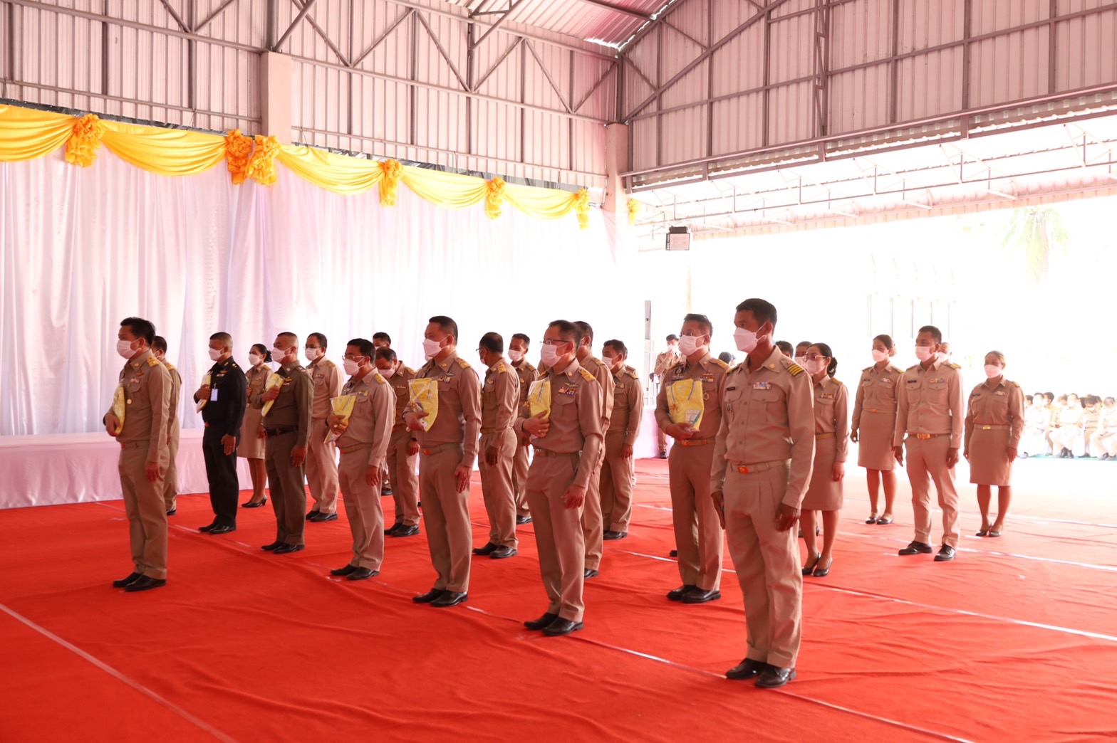 พลตรี กัลย์สรรค์ จันทรเสน ประจำสำนักพระราชวังพิเศษ ระดับ 10 ปฏิบัติหน้าที่รองผู้อำนวยการศูนย์อำนวยการใหญ่จิตอาสาพระราชทาน กำหนดจัดกิจกรรมพระราชทานในพื้นที่ ณ วัดใต้ดงใหญ่ ตำบลดงใหญ่ อำเภอวาปีปทุม จังหวัดมหาสารคาม : พช.มหาสารคาม ร่วมกับ เครือข่าย โคก หนอง นา และกลุ่มอาชีพ จัดแสดงนิทรรศการและจำหน่ายผลผลิต และ ผลิตภัณฑ์ชุมชน ในกิจกรรมพระราชทาน ด้วย