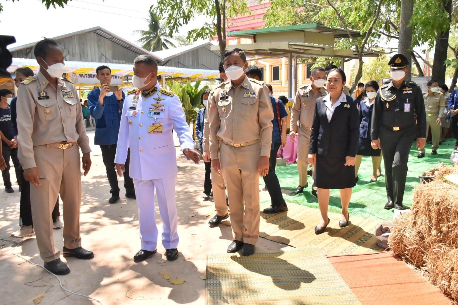 พลตรี กัลย์สรรค์ จันทรเสน ประจำสำนักพระราชวังพิเศษ ระดับ 10 ปฏิบัติหน้าที่รองผู้อำนวยการศูนย์อำนวยการใหญ่จิตอาสาพระราชทาน กำหนดจัดกิจกรรมพระราชทานในพื้นที่ ณ วัดใต้ดงใหญ่ ตำบลดงใหญ่ อำเภอวาปีปทุม จังหวัดมหาสารคาม : พช.มหาสารคาม ร่วมกับ เครือข่าย โคก หนอง นา และกลุ่มอาชีพ จัดแสดงนิทรรศการและจำหน่ายผลผลิต และ ผลิตภัณฑ์ชุมชน ในกิจกรรมพระราชทาน ด้วย