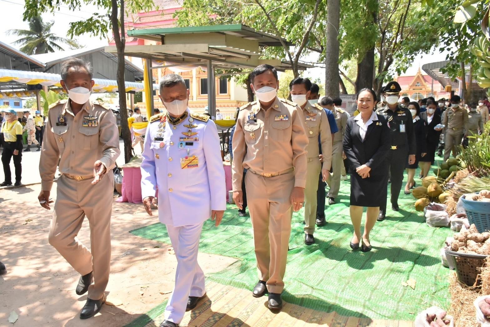 พลตรี กัลย์สรรค์ จันทรเสน ประจำสำนักพระราชวังพิเศษ ระดับ 10 ปฏิบัติหน้าที่รองผู้อำนวยการศูนย์อำนวยการใหญ่จิตอาสาพระราชทาน กำหนดจัดกิจกรรมพระราชทานในพื้นที่ ณ วัดใต้ดงใหญ่ ตำบลดงใหญ่ อำเภอวาปีปทุม จังหวัดมหาสารคาม : พช.มหาสารคาม ร่วมกับ เครือข่าย โคก หนอง นา และกลุ่มอาชีพ จัดแสดงนิทรรศการและจำหน่ายผลผลิต และ ผลิตภัณฑ์ชุมชน ในกิจกรรมพระราชทาน ด้วย