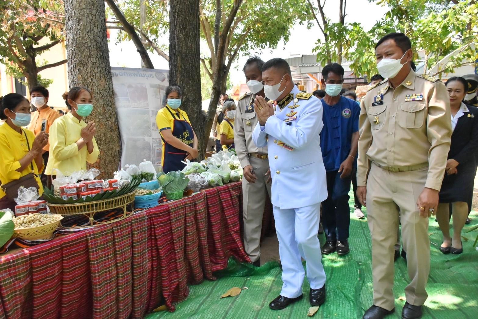 พลตรี กัลย์สรรค์ จันทรเสน ประจำสำนักพระราชวังพิเศษ ระดับ 10 ปฏิบัติหน้าที่รองผู้อำนวยการศูนย์อำนวยการใหญ่จิตอาสาพระราชทาน กำหนดจัดกิจกรรมพระราชทานในพื้นที่ ณ วัดใต้ดงใหญ่ ตำบลดงใหญ่ อำเภอวาปีปทุม จังหวัดมหาสารคาม : พช.มหาสารคาม ร่วมกับ เครือข่าย โคก หนอง นา และกลุ่มอาชีพ จัดแสดงนิทรรศการและจำหน่ายผลผลิต และ ผลิตภัณฑ์ชุมชน ในกิจกรรมพระราชทาน ด้วย