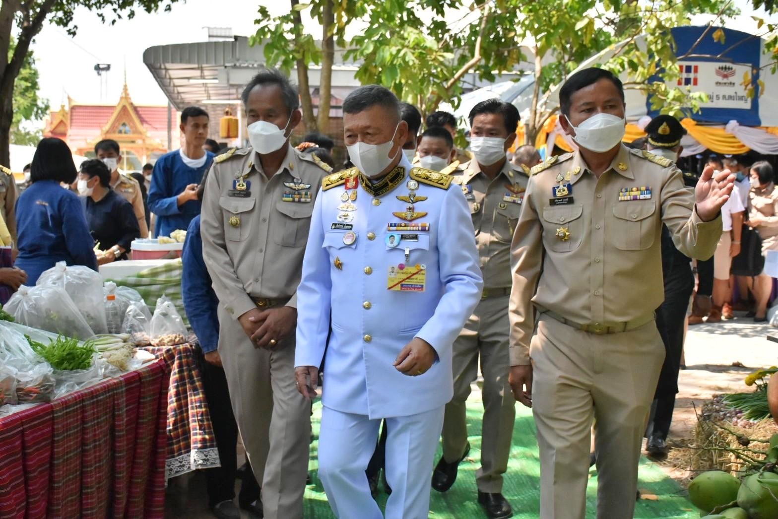 พลตรี กัลย์สรรค์ จันทรเสน ประจำสำนักพระราชวังพิเศษ ระดับ 10 ปฏิบัติหน้าที่รองผู้อำนวยการศูนย์อำนวยการใหญ่จิตอาสาพระราชทาน กำหนดจัดกิจกรรมพระราชทานในพื้นที่ ณ วัดใต้ดงใหญ่ ตำบลดงใหญ่ อำเภอวาปีปทุม จังหวัดมหาสารคาม : พช.มหาสารคาม ร่วมกับ เครือข่าย โคก หนอง นา และกลุ่มอาชีพ จัดแสดงนิทรรศการและจำหน่ายผลผลิต และ ผลิตภัณฑ์ชุมชน ในกิจกรรมพระราชทาน ด้วย
