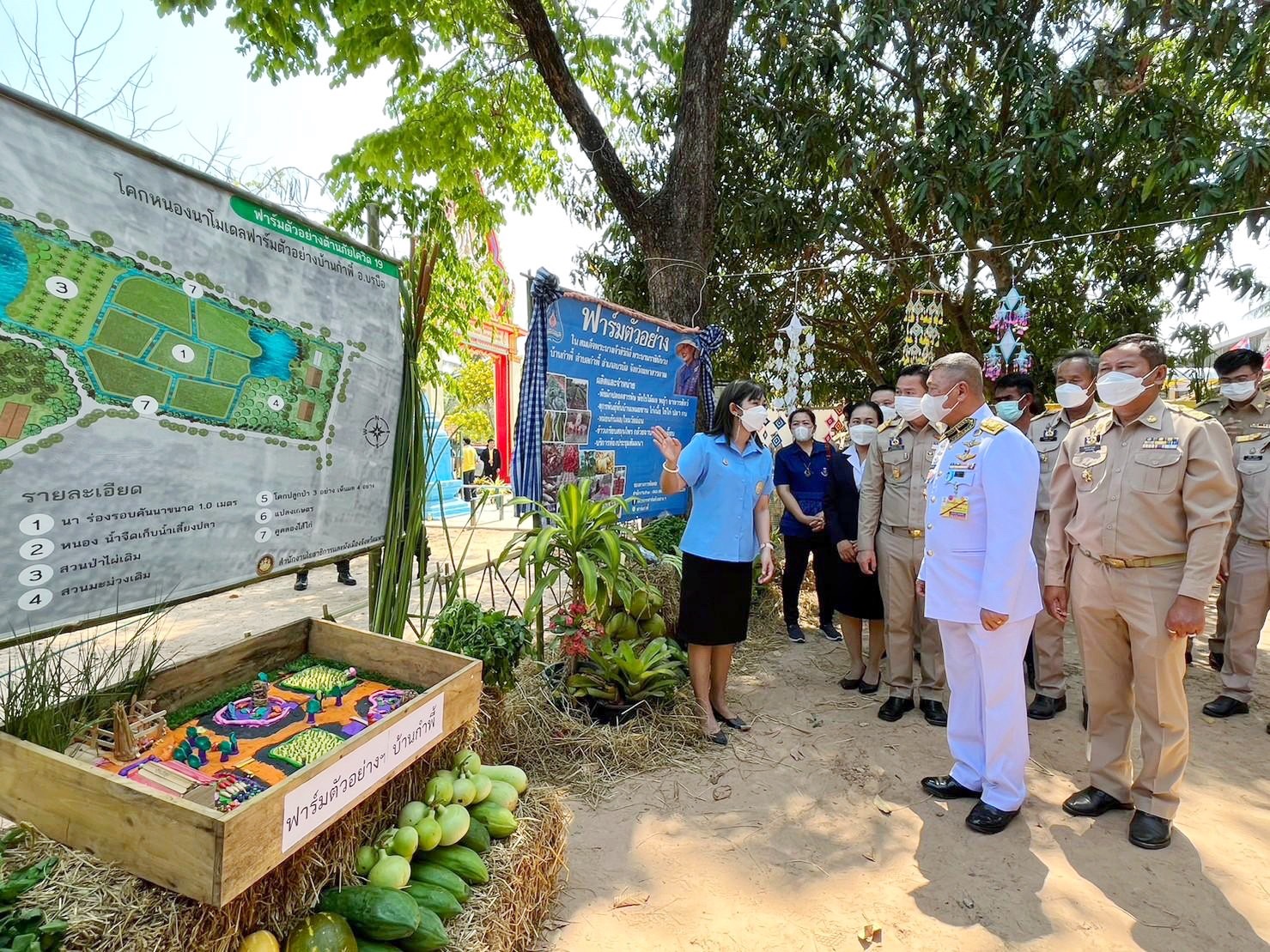 พลตรี กัลย์สรรค์ จันทรเสน ประจำสำนักพระราชวังพิเศษ ระดับ 10 ปฏิบัติหน้าที่รองผู้อำนวยการศูนย์อำนวยการใหญ่จิตอาสาพระราชทาน กำหนดจัดกิจกรรมพระราชทานในพื้นที่ ณ วัดใต้ดงใหญ่ ตำบลดงใหญ่ อำเภอวาปีปทุม จังหวัดมหาสารคาม : พช.มหาสารคาม ร่วมกับ เครือข่าย โคก หนอง นา และกลุ่มอาชีพ จัดแสดงนิทรรศการและจำหน่ายผลผลิต และ ผลิตภัณฑ์ชุมชน ในกิจกรรมพระราชทาน ด้วย
