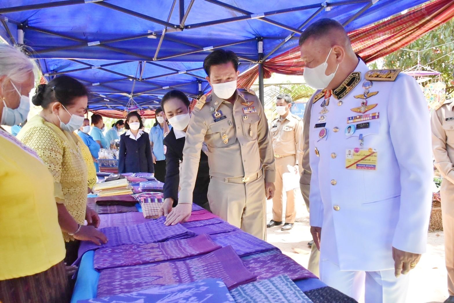 พลตรี กัลย์สรรค์ จันทรเสน ประจำสำนักพระราชวังพิเศษ ระดับ 10 ปฏิบัติหน้าที่รองผู้อำนวยการศูนย์อำนวยการใหญ่จิตอาสาพระราชทาน กำหนดจัดกิจกรรมพระราชทานในพื้นที่ ณ วัดใต้ดงใหญ่ ตำบลดงใหญ่ อำเภอวาปีปทุม จังหวัดมหาสารคาม : พช.มหาสารคาม ร่วมกับ เครือข่าย โคก หนอง นา และกลุ่มอาชีพ จัดแสดงนิทรรศการและจำหน่ายผลผลิต และ ผลิตภัณฑ์ชุมชน ในกิจกรรมพระราชทาน ด้วย