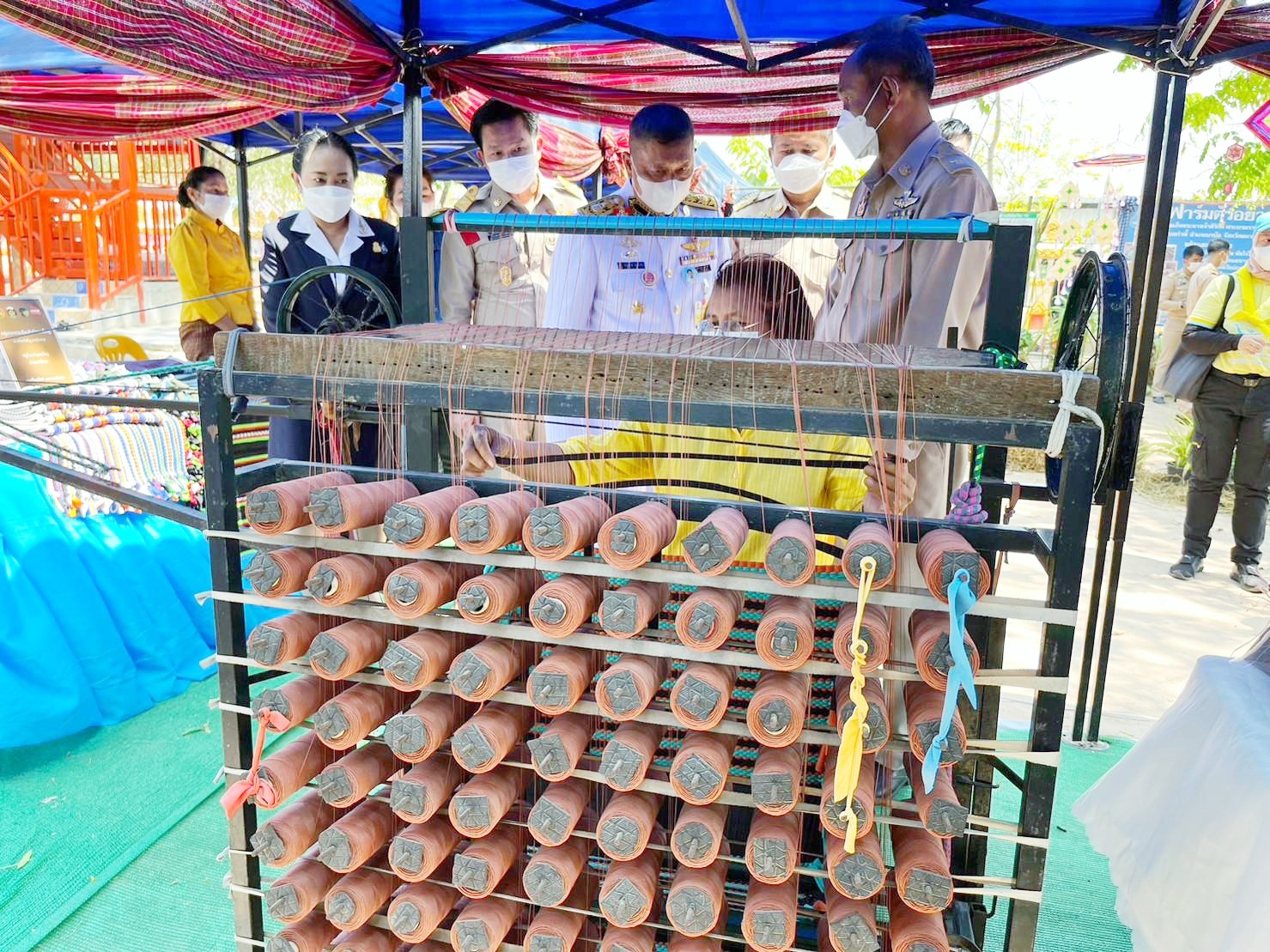พลตรี กัลย์สรรค์ จันทรเสน ประจำสำนักพระราชวังพิเศษ ระดับ 10 ปฏิบัติหน้าที่รองผู้อำนวยการศูนย์อำนวยการใหญ่จิตอาสาพระราชทาน กำหนดจัดกิจกรรมพระราชทานในพื้นที่ ณ วัดใต้ดงใหญ่ ตำบลดงใหญ่ อำเภอวาปีปทุม จังหวัดมหาสารคาม : พช.มหาสารคาม ร่วมกับ เครือข่าย โคก หนอง นา และกลุ่มอาชีพ จัดแสดงนิทรรศการและจำหน่ายผลผลิต และ ผลิตภัณฑ์ชุมชน ในกิจกรรมพระราชทาน ด้วย