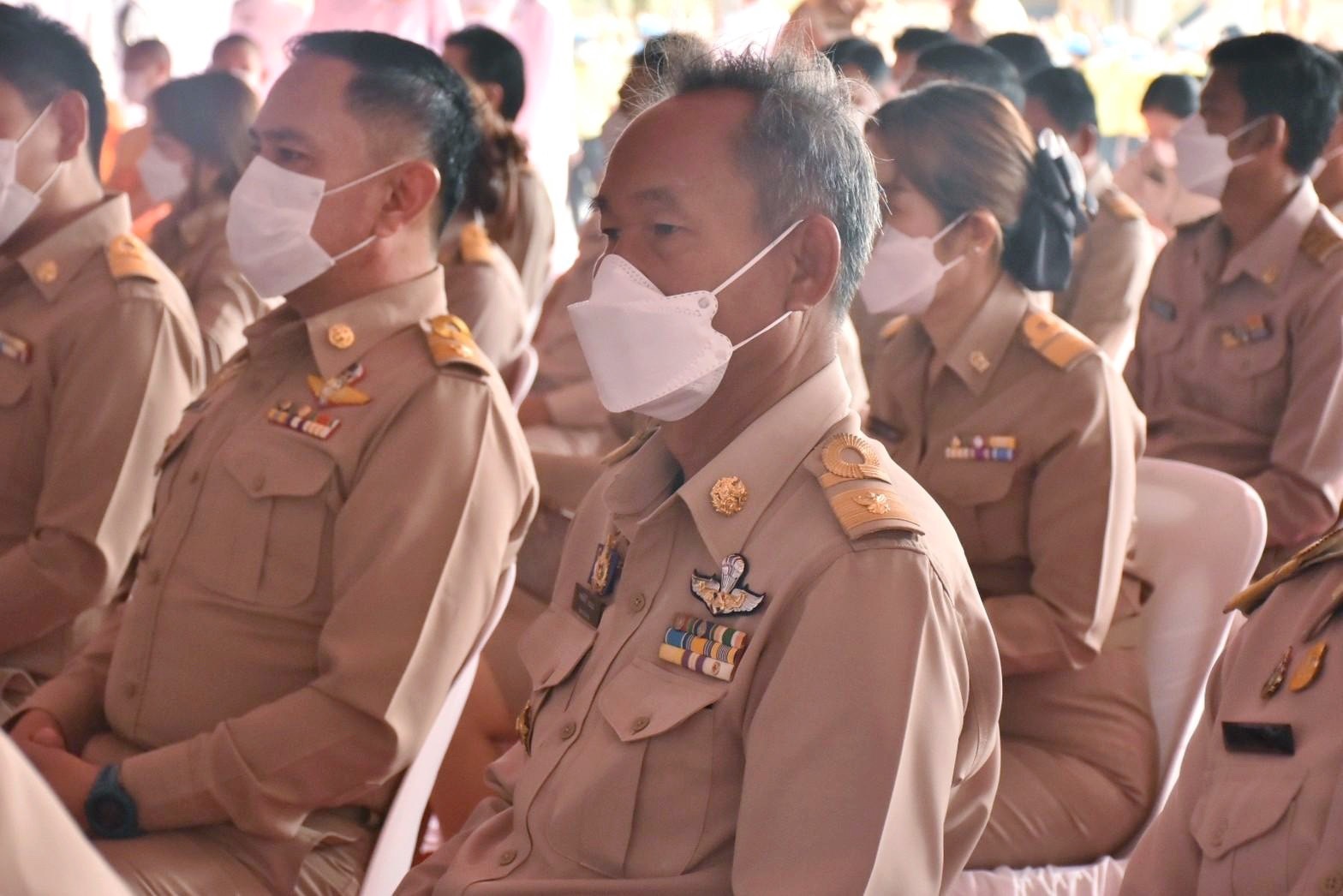 พลตรี กัลย์สรรค์ จันทรเสน ประจำสำนักพระราชวังพิเศษ ระดับ 10 ปฏิบัติหน้าที่รองผู้อำนวยการศูนย์อำนวยการใหญ่จิตอาสาพระราชทาน กำหนดจัดกิจกรรมพระราชทานในพื้นที่ ณ วัดใต้ดงใหญ่ ตำบลดงใหญ่ อำเภอวาปีปทุม จังหวัดมหาสารคาม : พช.มหาสารคาม ร่วมกับ เครือข่าย โคก หนอง นา และกลุ่มอาชีพ จัดแสดงนิทรรศการและจำหน่ายผลผลิต และ ผลิตภัณฑ์ชุมชน ในกิจกรรมพระราชทาน ด้วย