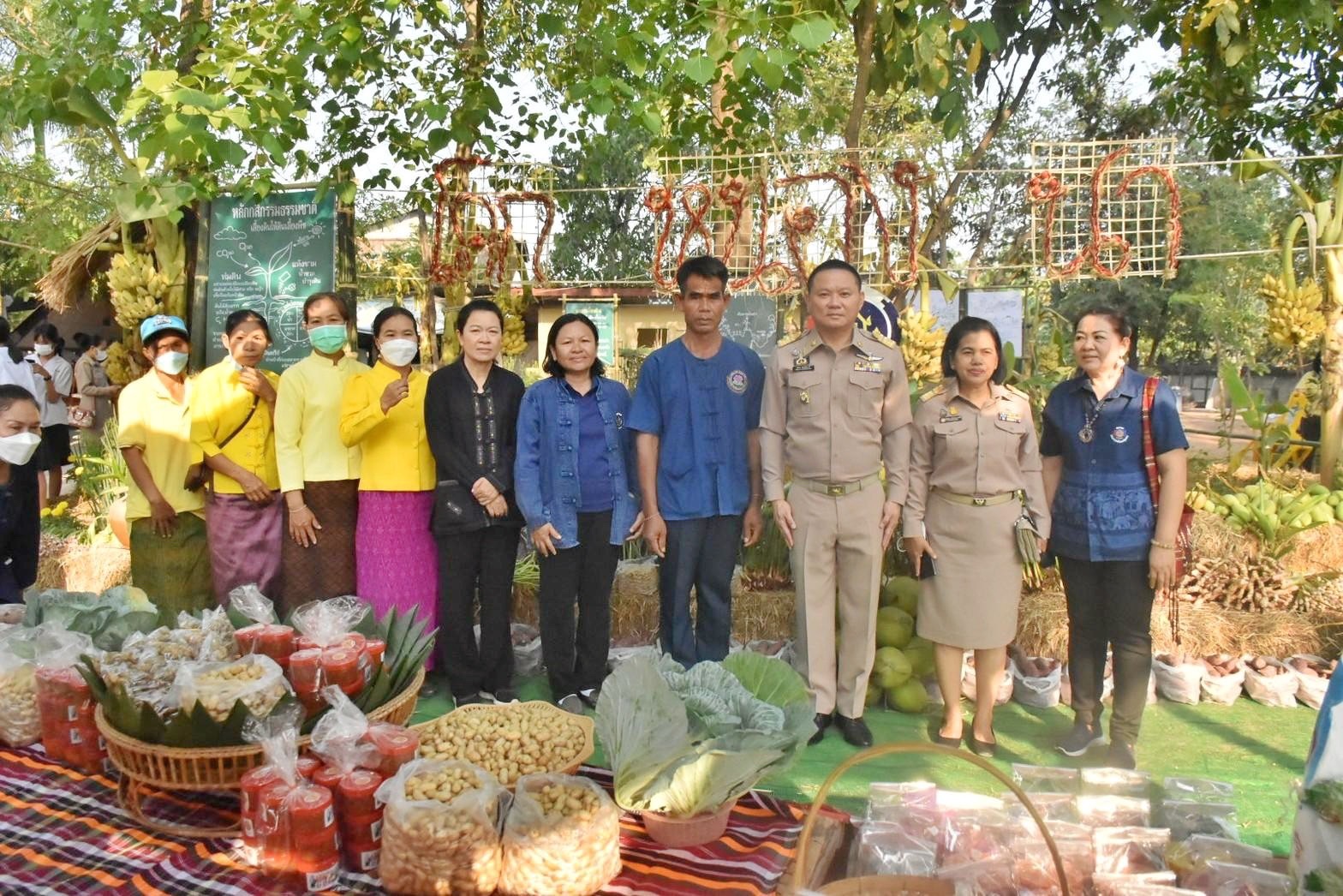 พลตรี กัลย์สรรค์ จันทรเสน ประจำสำนักพระราชวังพิเศษ ระดับ 10 ปฏิบัติหน้าที่รองผู้อำนวยการศูนย์อำนวยการใหญ่จิตอาสาพระราชทาน กำหนดจัดกิจกรรมพระราชทานในพื้นที่ ณ วัดใต้ดงใหญ่ ตำบลดงใหญ่ อำเภอวาปีปทุม จังหวัดมหาสารคาม : พช.มหาสารคาม ร่วมกับ เครือข่าย โคก หนอง นา และกลุ่มอาชีพ จัดแสดงนิทรรศการและจำหน่ายผลผลิต และ ผลิตภัณฑ์ชุมชน ในกิจกรรมพระราชทาน ด้วย