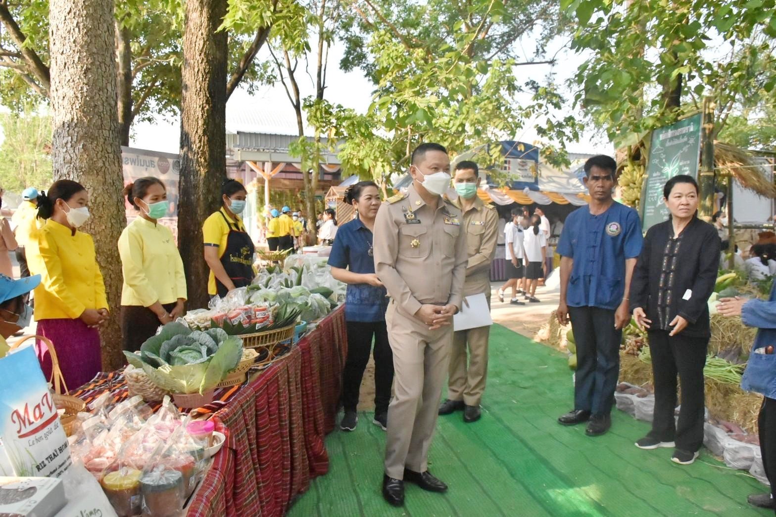 พลตรี กัลย์สรรค์ จันทรเสน ประจำสำนักพระราชวังพิเศษ ระดับ 10 ปฏิบัติหน้าที่รองผู้อำนวยการศูนย์อำนวยการใหญ่จิตอาสาพระราชทาน กำหนดจัดกิจกรรมพระราชทานในพื้นที่ ณ วัดใต้ดงใหญ่ ตำบลดงใหญ่ อำเภอวาปีปทุม จังหวัดมหาสารคาม : พช.มหาสารคาม ร่วมกับ เครือข่าย โคก หนอง นา และกลุ่มอาชีพ จัดแสดงนิทรรศการและจำหน่ายผลผลิต และ ผลิตภัณฑ์ชุมชน ในกิจกรรมพระราชทาน ด้วย
