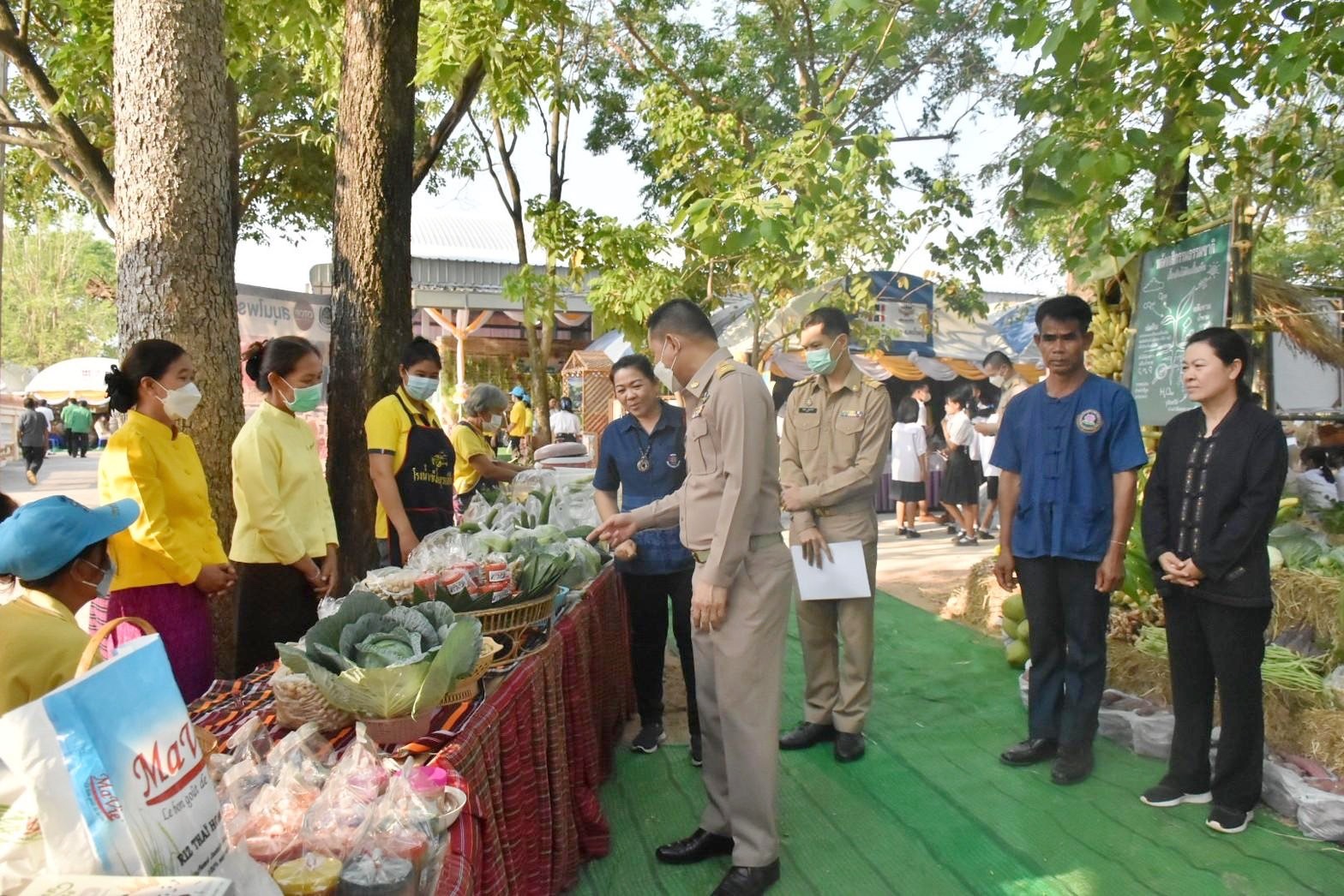 พลตรี กัลย์สรรค์ จันทรเสน ประจำสำนักพระราชวังพิเศษ ระดับ 10 ปฏิบัติหน้าที่รองผู้อำนวยการศูนย์อำนวยการใหญ่จิตอาสาพระราชทาน กำหนดจัดกิจกรรมพระราชทานในพื้นที่ ณ วัดใต้ดงใหญ่ ตำบลดงใหญ่ อำเภอวาปีปทุม จังหวัดมหาสารคาม : พช.มหาสารคาม ร่วมกับ เครือข่าย โคก หนอง นา และกลุ่มอาชีพ จัดแสดงนิทรรศการและจำหน่ายผลผลิต และ ผลิตภัณฑ์ชุมชน ในกิจกรรมพระราชทาน ด้วย