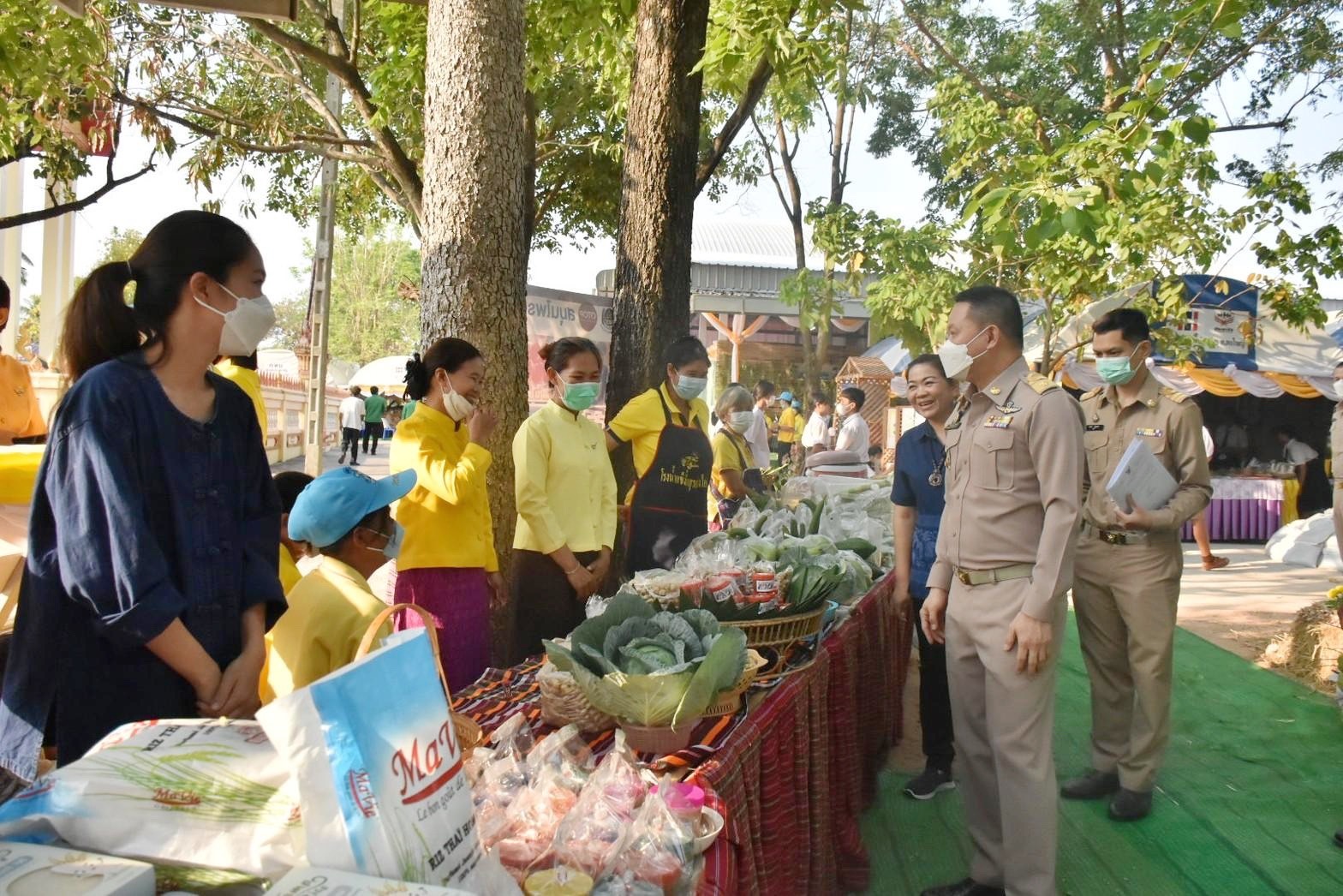 พลตรี กัลย์สรรค์ จันทรเสน ประจำสำนักพระราชวังพิเศษ ระดับ 10 ปฏิบัติหน้าที่รองผู้อำนวยการศูนย์อำนวยการใหญ่จิตอาสาพระราชทาน กำหนดจัดกิจกรรมพระราชทานในพื้นที่ ณ วัดใต้ดงใหญ่ ตำบลดงใหญ่ อำเภอวาปีปทุม จังหวัดมหาสารคาม : พช.มหาสารคาม ร่วมกับ เครือข่าย โคก หนอง นา และกลุ่มอาชีพ จัดแสดงนิทรรศการและจำหน่ายผลผลิต และ ผลิตภัณฑ์ชุมชน ในกิจกรรมพระราชทาน ด้วย