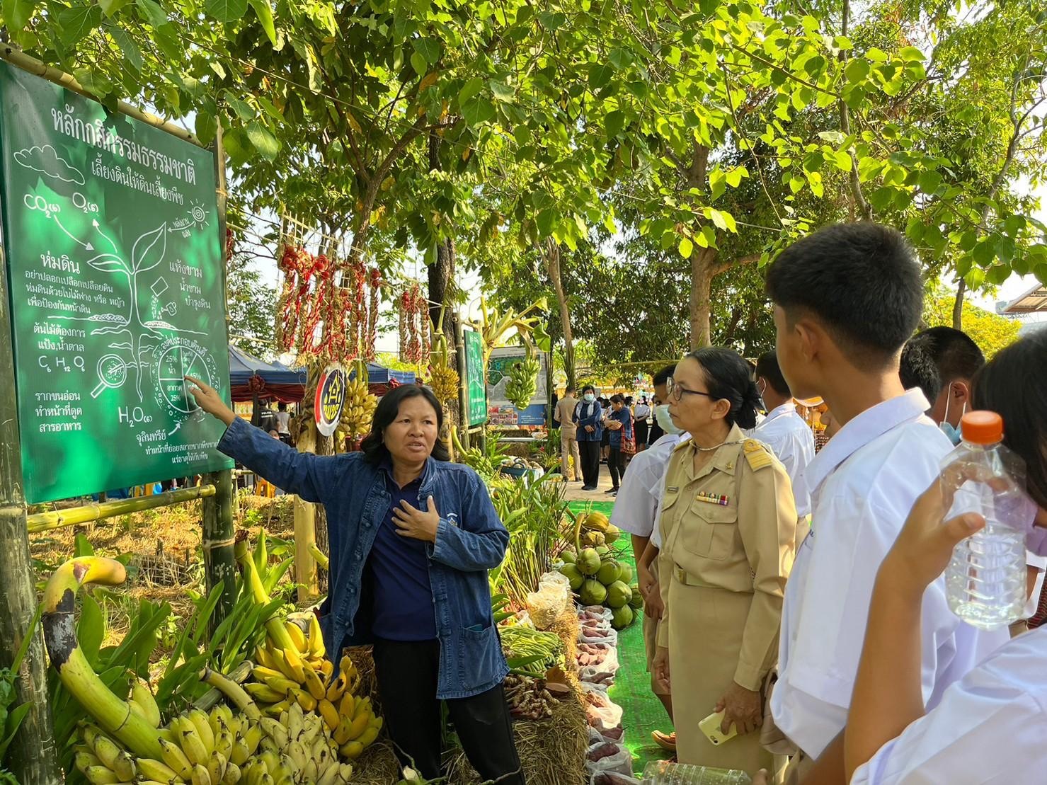 พลตรี กัลย์สรรค์ จันทรเสน ประจำสำนักพระราชวังพิเศษ ระดับ 10 ปฏิบัติหน้าที่รองผู้อำนวยการศูนย์อำนวยการใหญ่จิตอาสาพระราชทาน กำหนดจัดกิจกรรมพระราชทานในพื้นที่ ณ วัดใต้ดงใหญ่ ตำบลดงใหญ่ อำเภอวาปีปทุม จังหวัดมหาสารคาม : พช.มหาสารคาม ร่วมกับ เครือข่าย โคก หนอง นา และกลุ่มอาชีพ จัดแสดงนิทรรศการและจำหน่ายผลผลิต และ ผลิตภัณฑ์ชุมชน ในกิจกรรมพระราชทาน ด้วย