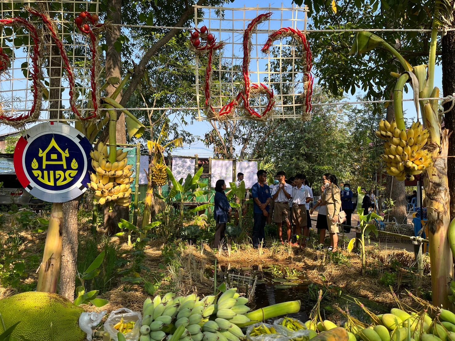 พลตรี กัลย์สรรค์ จันทรเสน ประจำสำนักพระราชวังพิเศษ ระดับ 10 ปฏิบัติหน้าที่รองผู้อำนวยการศูนย์อำนวยการใหญ่จิตอาสาพระราชทาน กำหนดจัดกิจกรรมพระราชทานในพื้นที่ ณ วัดใต้ดงใหญ่ ตำบลดงใหญ่ อำเภอวาปีปทุม จังหวัดมหาสารคาม : พช.มหาสารคาม ร่วมกับ เครือข่าย โคก หนอง นา และกลุ่มอาชีพ จัดแสดงนิทรรศการและจำหน่ายผลผลิต และ ผลิตภัณฑ์ชุมชน ในกิจกรรมพระราชทาน ด้วย
