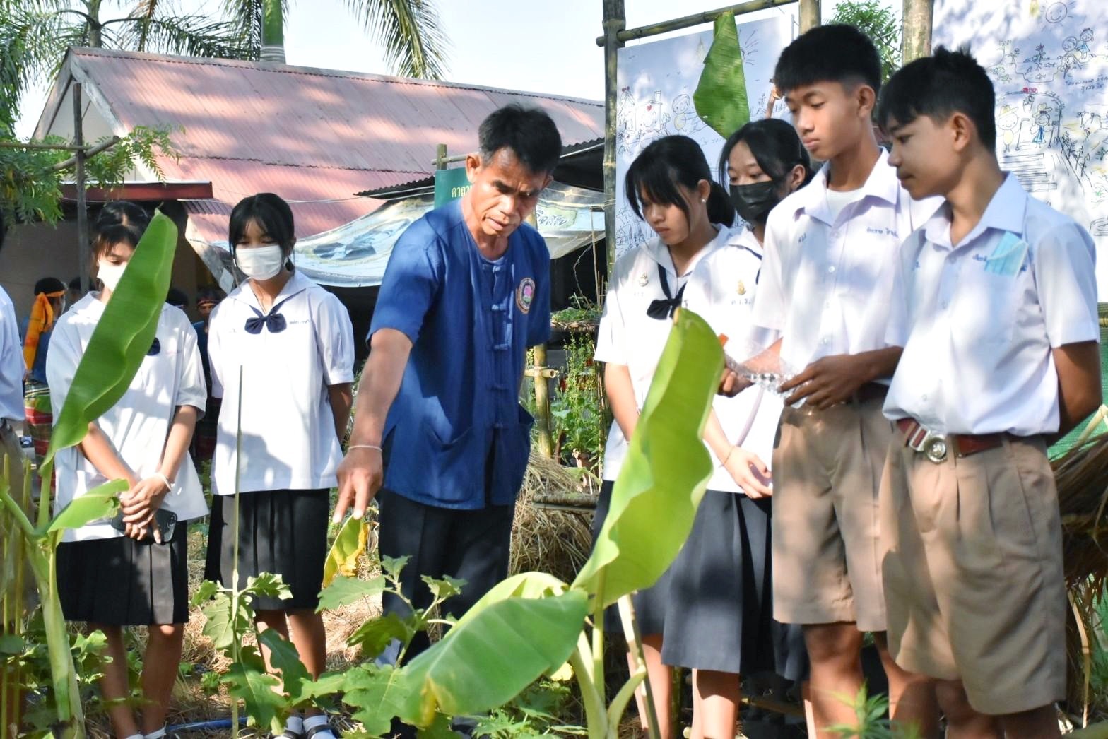 พลตรี กัลย์สรรค์ จันทรเสน ประจำสำนักพระราชวังพิเศษ ระดับ 10 ปฏิบัติหน้าที่รองผู้อำนวยการศูนย์อำนวยการใหญ่จิตอาสาพระราชทาน กำหนดจัดกิจกรรมพระราชทานในพื้นที่ ณ วัดใต้ดงใหญ่ ตำบลดงใหญ่ อำเภอวาปีปทุม จังหวัดมหาสารคาม : พช.มหาสารคาม ร่วมกับ เครือข่าย โคก หนอง นา และกลุ่มอาชีพ จัดแสดงนิทรรศการและจำหน่ายผลผลิต และ ผลิตภัณฑ์ชุมชน ในกิจกรรมพระราชทาน ด้วย