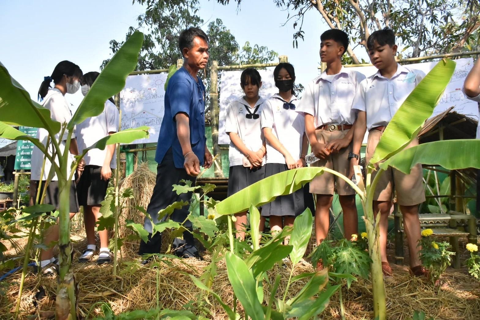 พลตรี กัลย์สรรค์ จันทรเสน ประจำสำนักพระราชวังพิเศษ ระดับ 10 ปฏิบัติหน้าที่รองผู้อำนวยการศูนย์อำนวยการใหญ่จิตอาสาพระราชทาน กำหนดจัดกิจกรรมพระราชทานในพื้นที่ ณ วัดใต้ดงใหญ่ ตำบลดงใหญ่ อำเภอวาปีปทุม จังหวัดมหาสารคาม : พช.มหาสารคาม ร่วมกับ เครือข่าย โคก หนอง นา และกลุ่มอาชีพ จัดแสดงนิทรรศการและจำหน่ายผลผลิต และ ผลิตภัณฑ์ชุมชน ในกิจกรรมพระราชทาน ด้วย