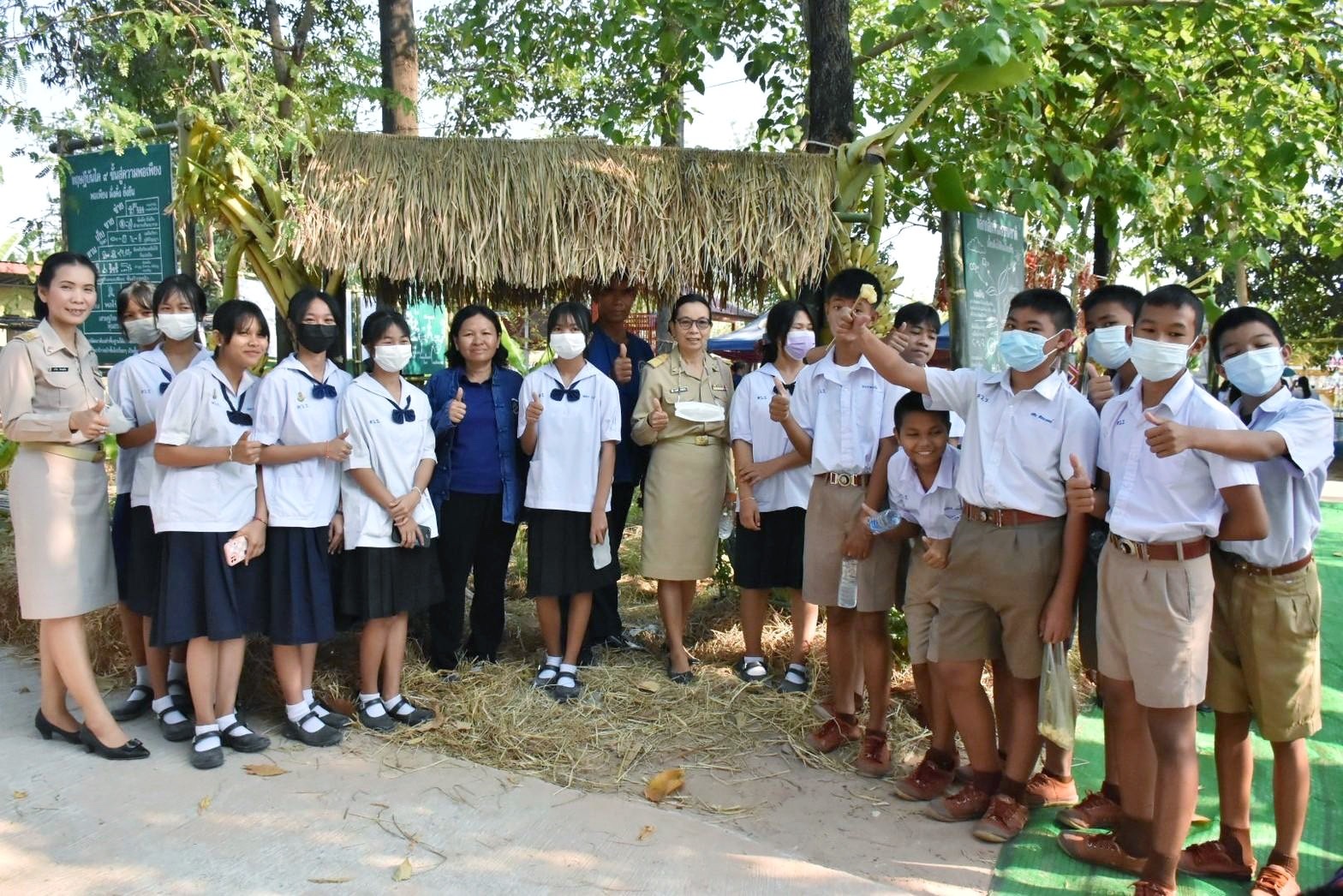 พลตรี กัลย์สรรค์ จันทรเสน ประจำสำนักพระราชวังพิเศษ ระดับ 10 ปฏิบัติหน้าที่รองผู้อำนวยการศูนย์อำนวยการใหญ่จิตอาสาพระราชทาน กำหนดจัดกิจกรรมพระราชทานในพื้นที่ ณ วัดใต้ดงใหญ่ ตำบลดงใหญ่ อำเภอวาปีปทุม จังหวัดมหาสารคาม : พช.มหาสารคาม ร่วมกับ เครือข่าย โคก หนอง นา และกลุ่มอาชีพ จัดแสดงนิทรรศการและจำหน่ายผลผลิต และ ผลิตภัณฑ์ชุมชน ในกิจกรรมพระราชทาน ด้วย