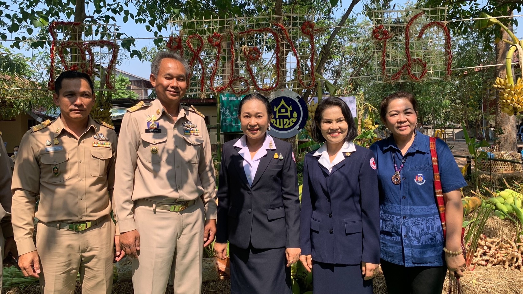 พลตรี กัลย์สรรค์ จันทรเสน ประจำสำนักพระราชวังพิเศษ ระดับ 10 ปฏิบัติหน้าที่รองผู้อำนวยการศูนย์อำนวยการใหญ่จิตอาสาพระราชทาน กำหนดจัดกิจกรรมพระราชทานในพื้นที่ ณ วัดใต้ดงใหญ่ ตำบลดงใหญ่ อำเภอวาปีปทุม จังหวัดมหาสารคาม : พช.มหาสารคาม ร่วมกับ เครือข่าย โคก หนอง นา และกลุ่มอาชีพ จัดแสดงนิทรรศการและจำหน่ายผลผลิต และ ผลิตภัณฑ์ชุมชน ในกิจกรรมพระราชทาน ด้วย