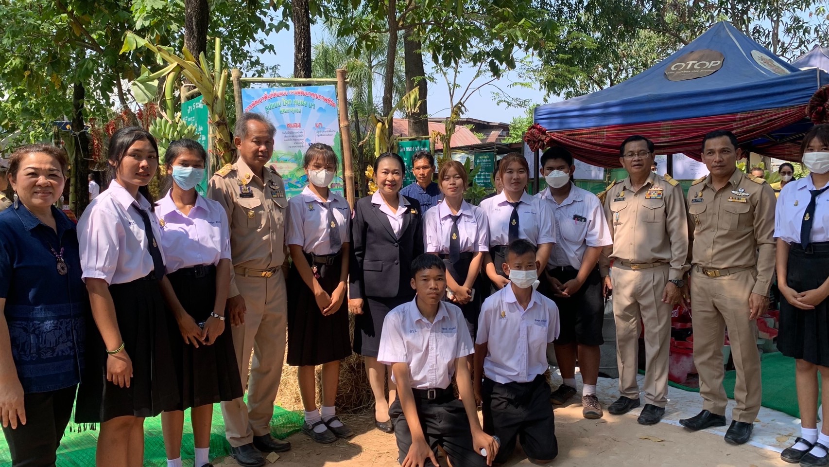 พลตรี กัลย์สรรค์ จันทรเสน ประจำสำนักพระราชวังพิเศษ ระดับ 10 ปฏิบัติหน้าที่รองผู้อำนวยการศูนย์อำนวยการใหญ่จิตอาสาพระราชทาน กำหนดจัดกิจกรรมพระราชทานในพื้นที่ ณ วัดใต้ดงใหญ่ ตำบลดงใหญ่ อำเภอวาปีปทุม จังหวัดมหาสารคาม : พช.มหาสารคาม ร่วมกับ เครือข่าย โคก หนอง นา และกลุ่มอาชีพ จัดแสดงนิทรรศการและจำหน่ายผลผลิต และ ผลิตภัณฑ์ชุมชน ในกิจกรรมพระราชทาน ด้วย