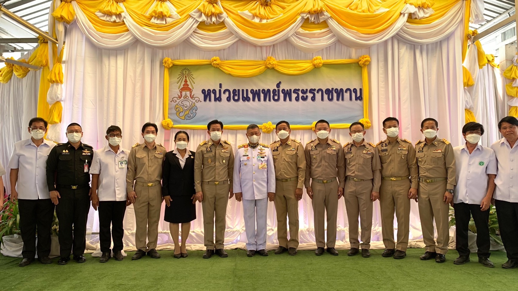 พลตรี กัลย์สรรค์ จันทรเสน ประจำสำนักพระราชวังพิเศษ ระดับ 10 ปฏิบัติหน้าที่รองผู้อำนวยการศูนย์อำนวยการใหญ่จิตอาสาพระราชทาน กำหนดจัดกิจกรรมพระราชทานในพื้นที่ ณ วัดใต้ดงใหญ่ ตำบลดงใหญ่ อำเภอวาปีปทุม จังหวัดมหาสารคาม : พช.มหาสารคาม ร่วมกับ เครือข่าย โคก หนอง นา และกลุ่มอาชีพ จัดแสดงนิทรรศการและจำหน่ายผลผลิต และ ผลิตภัณฑ์ชุมชน ในกิจกรรมพระราชทาน ด้วย
