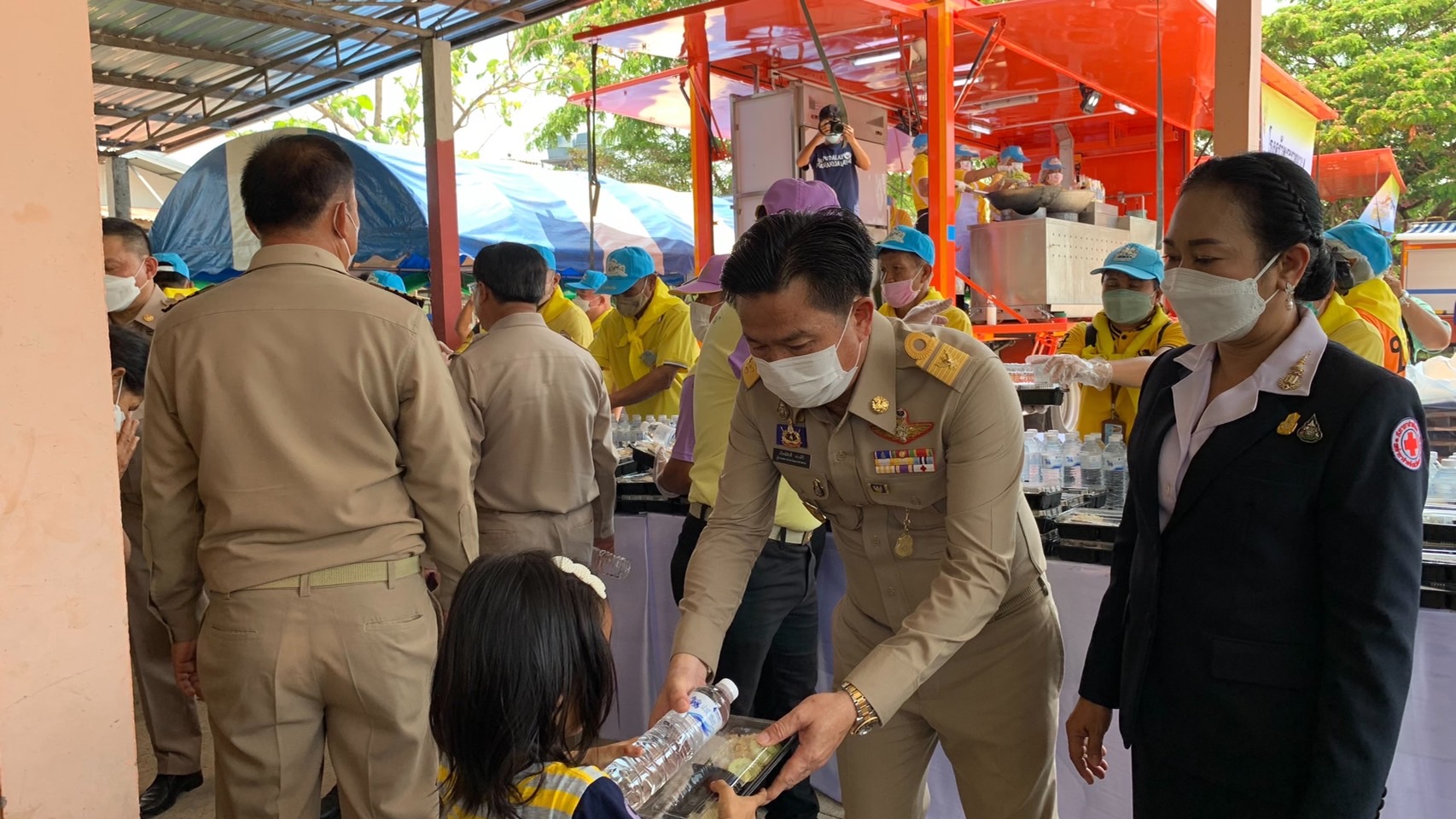 พลตรี กัลย์สรรค์ จันทรเสน ประจำสำนักพระราชวังพิเศษ ระดับ 10 ปฏิบัติหน้าที่รองผู้อำนวยการศูนย์อำนวยการใหญ่จิตอาสาพระราชทาน กำหนดจัดกิจกรรมพระราชทานในพื้นที่ ณ วัดใต้ดงใหญ่ ตำบลดงใหญ่ อำเภอวาปีปทุม จังหวัดมหาสารคาม : พช.มหาสารคาม ร่วมกับ เครือข่าย โคก หนอง นา และกลุ่มอาชีพ จัดแสดงนิทรรศการและจำหน่ายผลผลิต และ ผลิตภัณฑ์ชุมชน ในกิจกรรมพระราชทาน ด้วย