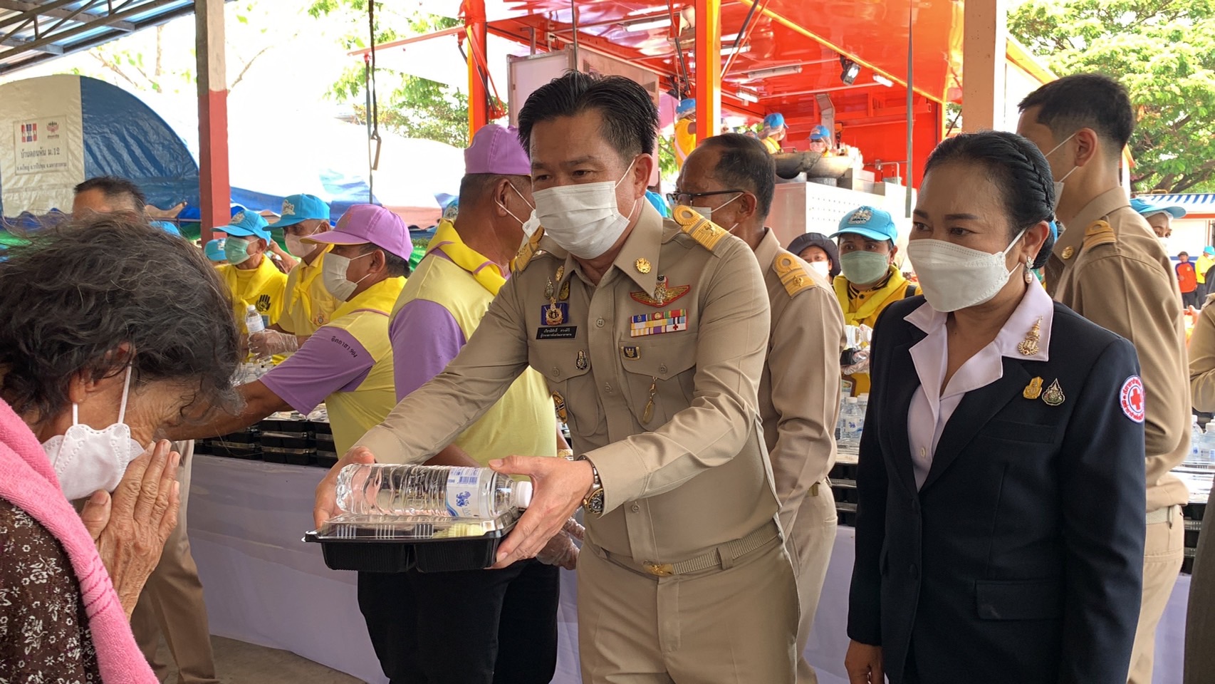พลตรี กัลย์สรรค์ จันทรเสน ประจำสำนักพระราชวังพิเศษ ระดับ 10 ปฏิบัติหน้าที่รองผู้อำนวยการศูนย์อำนวยการใหญ่จิตอาสาพระราชทาน กำหนดจัดกิจกรรมพระราชทานในพื้นที่ ณ วัดใต้ดงใหญ่ ตำบลดงใหญ่ อำเภอวาปีปทุม จังหวัดมหาสารคาม : พช.มหาสารคาม ร่วมกับ เครือข่าย โคก หนอง นา และกลุ่มอาชีพ จัดแสดงนิทรรศการและจำหน่ายผลผลิต และ ผลิตภัณฑ์ชุมชน ในกิจกรรมพระราชทาน ด้วย