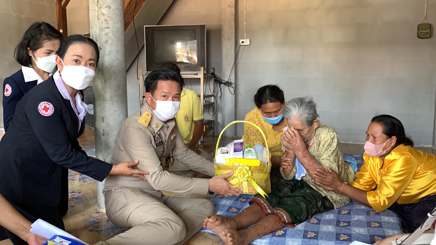 พลตรี กัลย์สรรค์ จันทรเสน ประจำสำนักพระราชวังพิเศษ ระดับ 10 ปฏิบัติหน้าที่รองผู้อำนวยการศูนย์อำนวยการใหญ่จิตอาสาพระราชทาน กำหนดจัดกิจกรรมพระราชทานในพื้นที่ ณ วัดใต้ดงใหญ่ ตำบลดงใหญ่ อำเภอวาปีปทุม จังหวัดมหาสารคาม : พช.มหาสารคาม ร่วมกับ เครือข่าย โคก หนอง นา และกลุ่มอาชีพ จัดแสดงนิทรรศการและจำหน่ายผลผลิต และ ผลิตภัณฑ์ชุมชน ในกิจกรรมพระราชทาน ด้วย