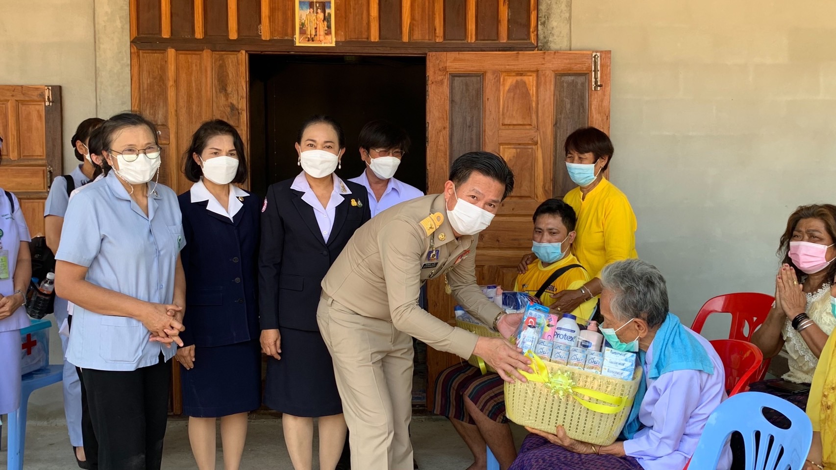 พลตรี กัลย์สรรค์ จันทรเสน ประจำสำนักพระราชวังพิเศษ ระดับ 10 ปฏิบัติหน้าที่รองผู้อำนวยการศูนย์อำนวยการใหญ่จิตอาสาพระราชทาน กำหนดจัดกิจกรรมพระราชทานในพื้นที่ ณ วัดใต้ดงใหญ่ ตำบลดงใหญ่ อำเภอวาปีปทุม จังหวัดมหาสารคาม : พช.มหาสารคาม ร่วมกับ เครือข่าย โคก หนอง นา และกลุ่มอาชีพ จัดแสดงนิทรรศการและจำหน่ายผลผลิต และ ผลิตภัณฑ์ชุมชน ในกิจกรรมพระราชทาน ด้วย