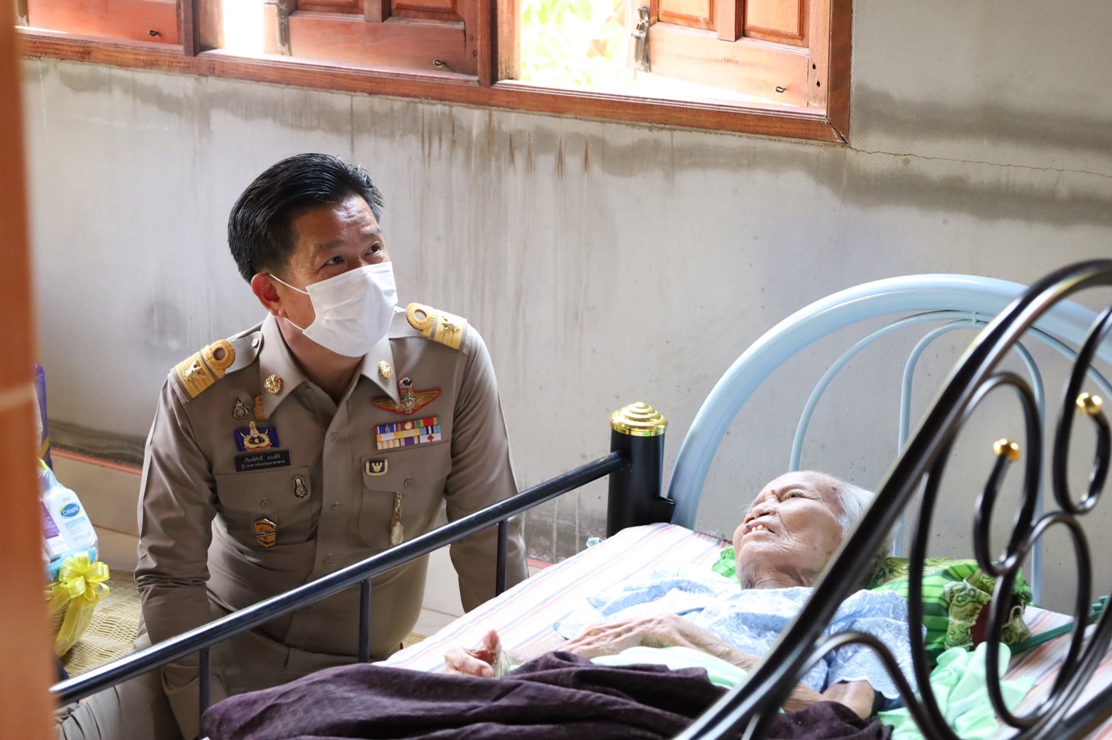 พลตรี กัลย์สรรค์ จันทรเสน ประจำสำนักพระราชวังพิเศษ ระดับ 10 ปฏิบัติหน้าที่รองผู้อำนวยการศูนย์อำนวยการใหญ่จิตอาสาพระราชทาน กำหนดจัดกิจกรรมพระราชทานในพื้นที่ ณ วัดใต้ดงใหญ่ ตำบลดงใหญ่ อำเภอวาปีปทุม จังหวัดมหาสารคาม : พช.มหาสารคาม ร่วมกับ เครือข่าย โคก หนอง นา และกลุ่มอาชีพ จัดแสดงนิทรรศการและจำหน่ายผลผลิต และ ผลิตภัณฑ์ชุมชน ในกิจกรรมพระราชทาน ด้วย