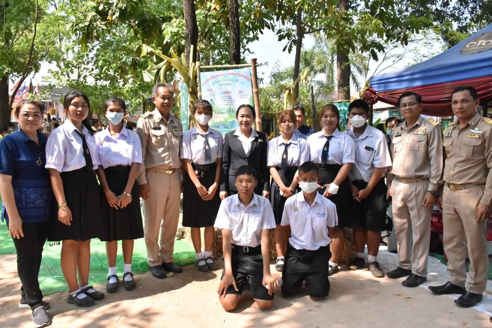 พลตรี กัลย์สรรค์ จันทรเสน ประจำสำนักพระราชวังพิเศษ ระดับ 10 ปฏิบัติหน้าที่รองผู้อำนวยการศูนย์อำนวยการใหญ่จิตอาสาพระราชทาน กำหนดจัดกิจกรรมพระราชทานในพื้นที่ ณ วัดใต้ดงใหญ่ ตำบลดงใหญ่ อำเภอวาปีปทุม จังหวัดมหาสารคาม : พช.มหาสารคาม ร่วมกับ เครือข่าย โคก หนอง นา และกลุ่มอาชีพ จัดแสดงนิทรรศการและจำหน่ายผลผลิต และ ผลิตภัณฑ์ชุมชน ในกิจกรรมพระราชทาน ด้วย