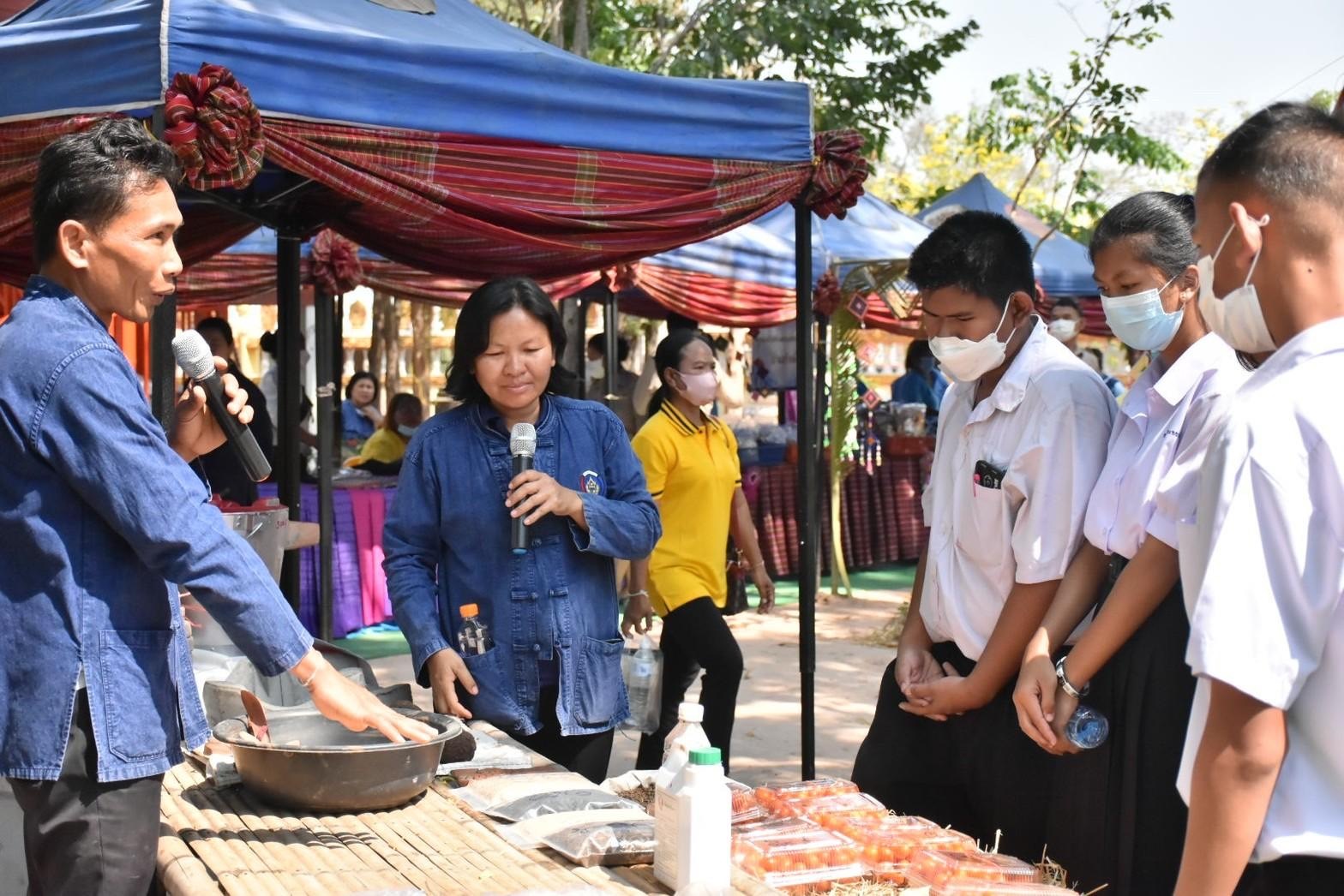 พลตรี กัลย์สรรค์ จันทรเสน ประจำสำนักพระราชวังพิเศษ ระดับ 10 ปฏิบัติหน้าที่รองผู้อำนวยการศูนย์อำนวยการใหญ่จิตอาสาพระราชทาน กำหนดจัดกิจกรรมพระราชทานในพื้นที่ ณ วัดใต้ดงใหญ่ ตำบลดงใหญ่ อำเภอวาปีปทุม จังหวัดมหาสารคาม : พช.มหาสารคาม ร่วมกับ เครือข่าย โคก หนอง นา และกลุ่มอาชีพ จัดแสดงนิทรรศการและจำหน่ายผลผลิต และ ผลิตภัณฑ์ชุมชน ในกิจกรรมพระราชทาน ด้วย