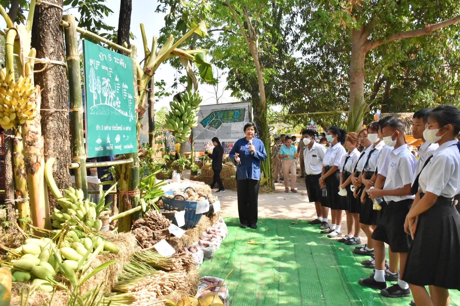 พลตรี กัลย์สรรค์ จันทรเสน ประจำสำนักพระราชวังพิเศษ ระดับ 10 ปฏิบัติหน้าที่รองผู้อำนวยการศูนย์อำนวยการใหญ่จิตอาสาพระราชทาน กำหนดจัดกิจกรรมพระราชทานในพื้นที่ ณ วัดใต้ดงใหญ่ ตำบลดงใหญ่ อำเภอวาปีปทุม จังหวัดมหาสารคาม : พช.มหาสารคาม ร่วมกับ เครือข่าย โคก หนอง นา และกลุ่มอาชีพ จัดแสดงนิทรรศการและจำหน่ายผลผลิต และ ผลิตภัณฑ์ชุมชน ในกิจกรรมพระราชทาน ด้วย
