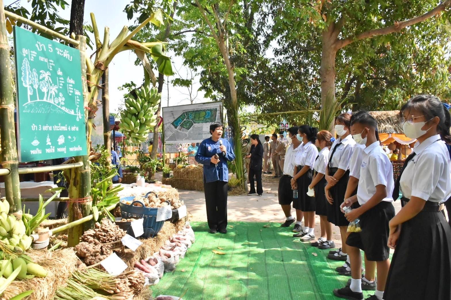พลตรี กัลย์สรรค์ จันทรเสน ประจำสำนักพระราชวังพิเศษ ระดับ 10 ปฏิบัติหน้าที่รองผู้อำนวยการศูนย์อำนวยการใหญ่จิตอาสาพระราชทาน กำหนดจัดกิจกรรมพระราชทานในพื้นที่ ณ วัดใต้ดงใหญ่ ตำบลดงใหญ่ อำเภอวาปีปทุม จังหวัดมหาสารคาม : พช.มหาสารคาม ร่วมกับ เครือข่าย โคก หนอง นา และกลุ่มอาชีพ จัดแสดงนิทรรศการและจำหน่ายผลผลิต และ ผลิตภัณฑ์ชุมชน ในกิจกรรมพระราชทาน ด้วย