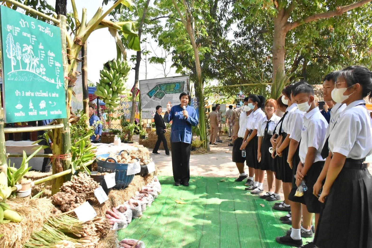 พลตรี กัลย์สรรค์ จันทรเสน ประจำสำนักพระราชวังพิเศษ ระดับ 10 ปฏิบัติหน้าที่รองผู้อำนวยการศูนย์อำนวยการใหญ่จิตอาสาพระราชทาน กำหนดจัดกิจกรรมพระราชทานในพื้นที่ ณ วัดใต้ดงใหญ่ ตำบลดงใหญ่ อำเภอวาปีปทุม จังหวัดมหาสารคาม : พช.มหาสารคาม ร่วมกับ เครือข่าย โคก หนอง นา และกลุ่มอาชีพ จัดแสดงนิทรรศการและจำหน่ายผลผลิต และ ผลิตภัณฑ์ชุมชน ในกิจกรรมพระราชทาน ด้วย