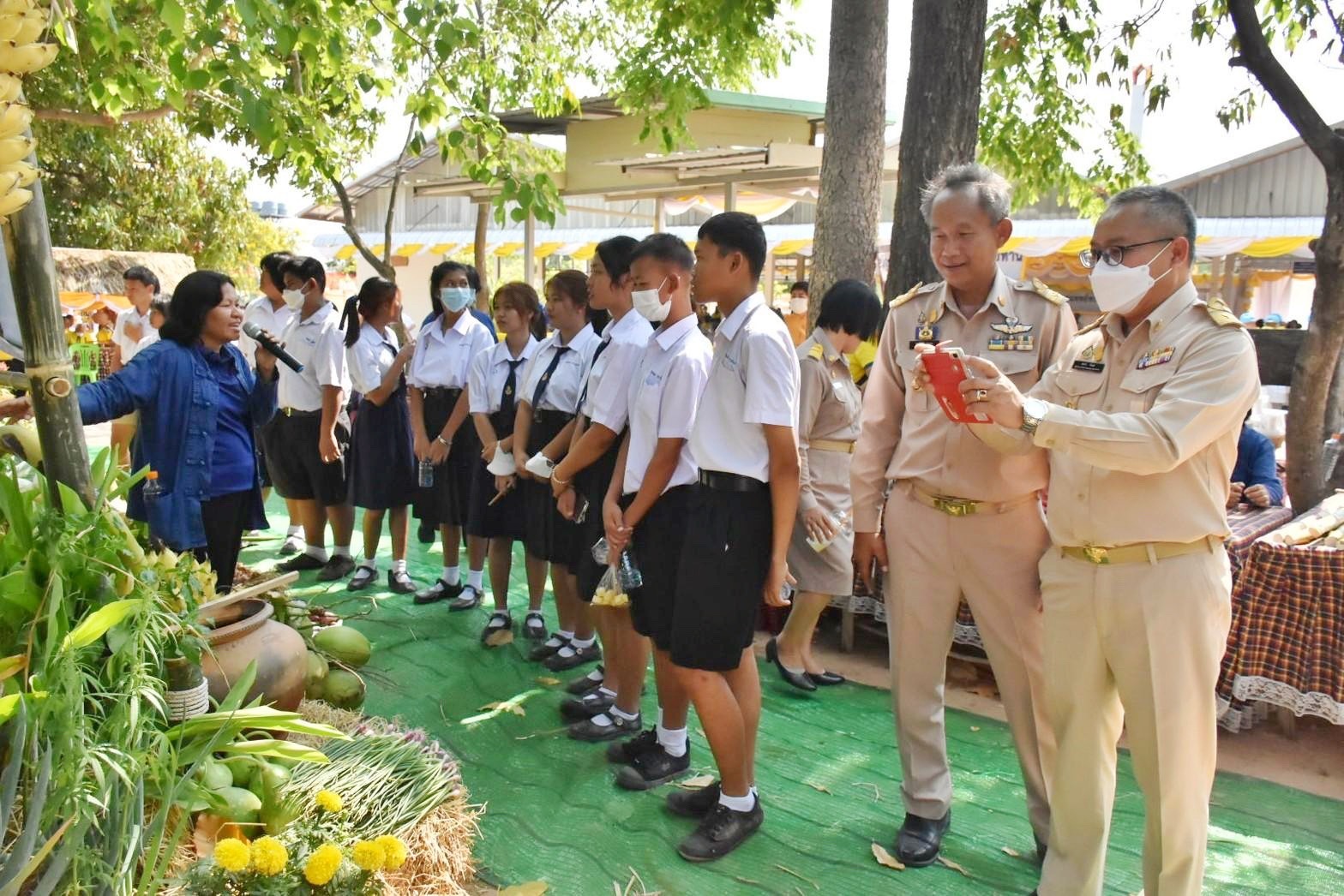 พลตรี กัลย์สรรค์ จันทรเสน ประจำสำนักพระราชวังพิเศษ ระดับ 10 ปฏิบัติหน้าที่รองผู้อำนวยการศูนย์อำนวยการใหญ่จิตอาสาพระราชทาน กำหนดจัดกิจกรรมพระราชทานในพื้นที่ ณ วัดใต้ดงใหญ่ ตำบลดงใหญ่ อำเภอวาปีปทุม จังหวัดมหาสารคาม : พช.มหาสารคาม ร่วมกับ เครือข่าย โคก หนอง นา และกลุ่มอาชีพ จัดแสดงนิทรรศการและจำหน่ายผลผลิต และ ผลิตภัณฑ์ชุมชน ในกิจกรรมพระราชทาน ด้วย
