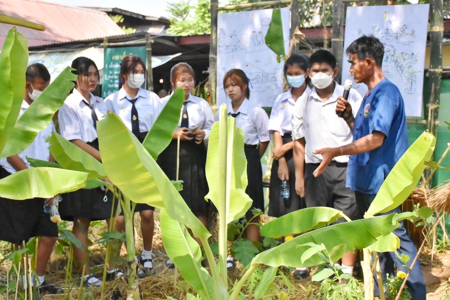 พลตรี กัลย์สรรค์ จันทรเสน ประจำสำนักพระราชวังพิเศษ ระดับ 10 ปฏิบัติหน้าที่รองผู้อำนวยการศูนย์อำนวยการใหญ่จิตอาสาพระราชทาน กำหนดจัดกิจกรรมพระราชทานในพื้นที่ ณ วัดใต้ดงใหญ่ ตำบลดงใหญ่ อำเภอวาปีปทุม จังหวัดมหาสารคาม : พช.มหาสารคาม ร่วมกับ เครือข่าย โคก หนอง นา และกลุ่มอาชีพ จัดแสดงนิทรรศการและจำหน่ายผลผลิต และ ผลิตภัณฑ์ชุมชน ในกิจกรรมพระราชทาน ด้วย
