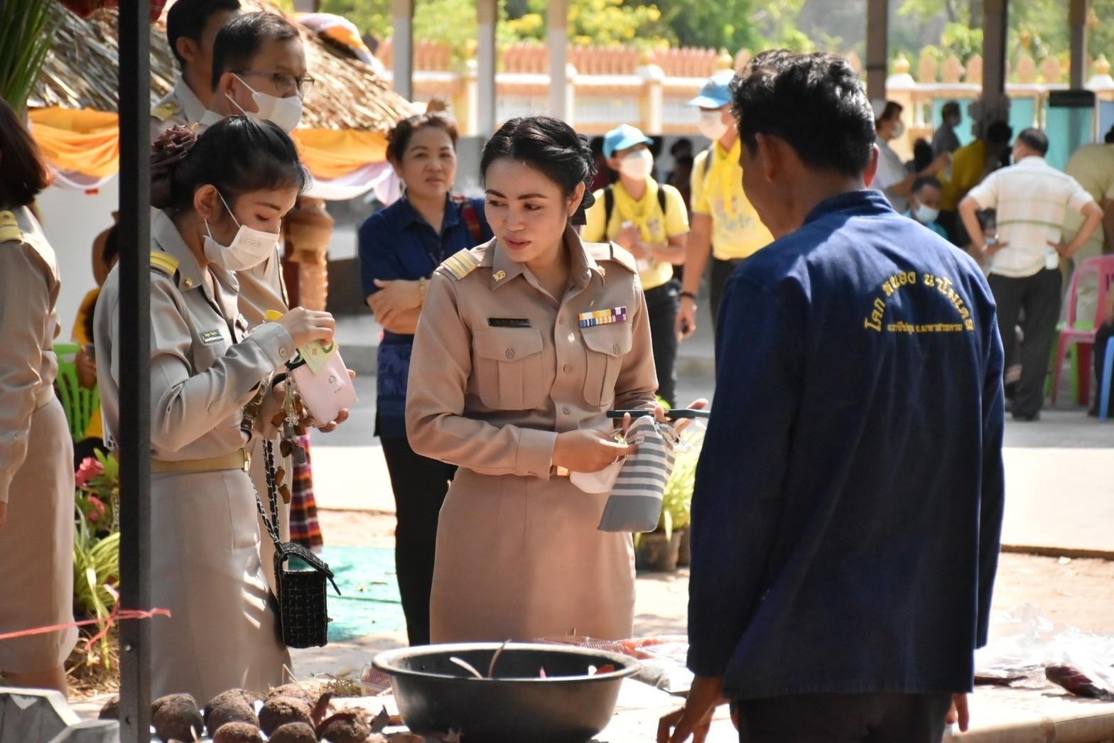 พลตรี กัลย์สรรค์ จันทรเสน ประจำสำนักพระราชวังพิเศษ ระดับ 10 ปฏิบัติหน้าที่รองผู้อำนวยการศูนย์อำนวยการใหญ่จิตอาสาพระราชทาน กำหนดจัดกิจกรรมพระราชทานในพื้นที่ ณ วัดใต้ดงใหญ่ ตำบลดงใหญ่ อำเภอวาปีปทุม จังหวัดมหาสารคาม : พช.มหาสารคาม ร่วมกับ เครือข่าย โคก หนอง นา และกลุ่มอาชีพ จัดแสดงนิทรรศการและจำหน่ายผลผลิต และ ผลิตภัณฑ์ชุมชน ในกิจกรรมพระราชทาน ด้วย