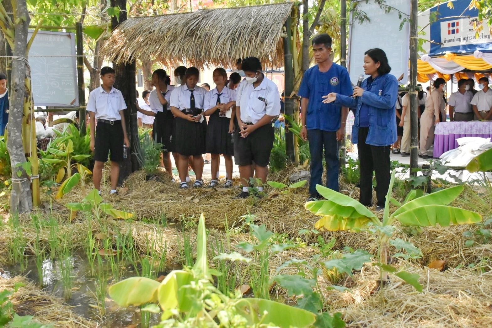 พลตรี กัลย์สรรค์ จันทรเสน ประจำสำนักพระราชวังพิเศษ ระดับ 10 ปฏิบัติหน้าที่รองผู้อำนวยการศูนย์อำนวยการใหญ่จิตอาสาพระราชทาน กำหนดจัดกิจกรรมพระราชทานในพื้นที่ ณ วัดใต้ดงใหญ่ ตำบลดงใหญ่ อำเภอวาปีปทุม จังหวัดมหาสารคาม : พช.มหาสารคาม ร่วมกับ เครือข่าย โคก หนอง นา และกลุ่มอาชีพ จัดแสดงนิทรรศการและจำหน่ายผลผลิต และ ผลิตภัณฑ์ชุมชน ในกิจกรรมพระราชทาน ด้วย