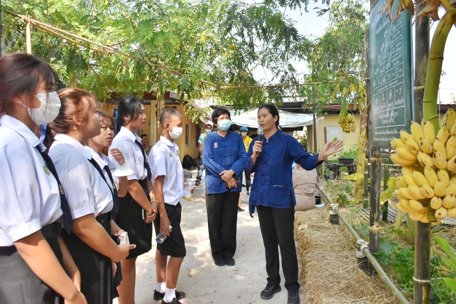 พลตรี กัลย์สรรค์ จันทรเสน ประจำสำนักพระราชวังพิเศษ ระดับ 10 ปฏิบัติหน้าที่รองผู้อำนวยการศูนย์อำนวยการใหญ่จิตอาสาพระราชทาน กำหนดจัดกิจกรรมพระราชทานในพื้นที่ ณ วัดใต้ดงใหญ่ ตำบลดงใหญ่ อำเภอวาปีปทุม จังหวัดมหาสารคาม : พช.มหาสารคาม ร่วมกับ เครือข่าย โคก หนอง นา และกลุ่มอาชีพ จัดแสดงนิทรรศการและจำหน่ายผลผลิต และ ผลิตภัณฑ์ชุมชน ในกิจกรรมพระราชทาน ด้วย