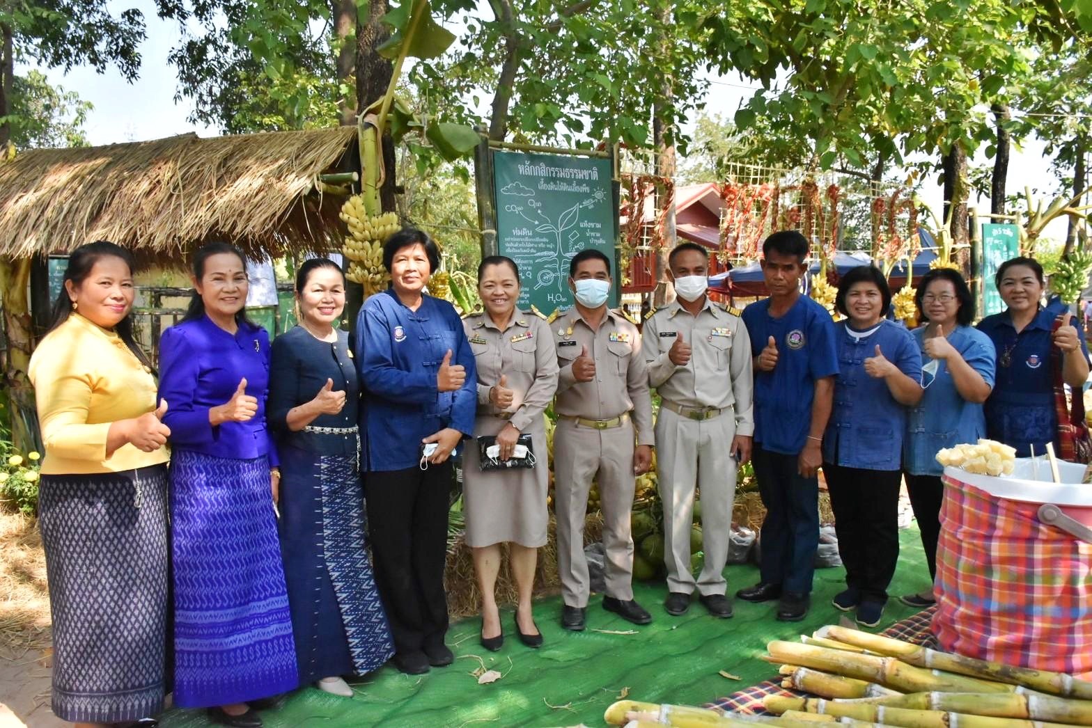 พลตรี กัลย์สรรค์ จันทรเสน ประจำสำนักพระราชวังพิเศษ ระดับ 10 ปฏิบัติหน้าที่รองผู้อำนวยการศูนย์อำนวยการใหญ่จิตอาสาพระราชทาน กำหนดจัดกิจกรรมพระราชทานในพื้นที่ ณ วัดใต้ดงใหญ่ ตำบลดงใหญ่ อำเภอวาปีปทุม จังหวัดมหาสารคาม : พช.มหาสารคาม ร่วมกับ เครือข่าย โคก หนอง นา และกลุ่มอาชีพ จัดแสดงนิทรรศการและจำหน่ายผลผลิต และ ผลิตภัณฑ์ชุมชน ในกิจกรรมพระราชทาน ด้วย