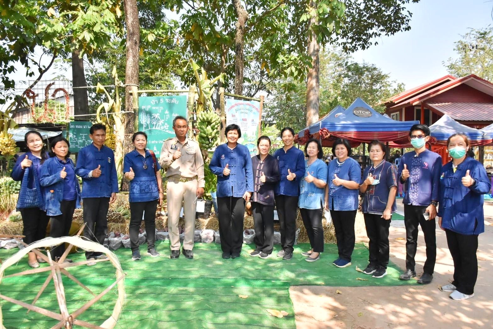 พลตรี กัลย์สรรค์ จันทรเสน ประจำสำนักพระราชวังพิเศษ ระดับ 10 ปฏิบัติหน้าที่รองผู้อำนวยการศูนย์อำนวยการใหญ่จิตอาสาพระราชทาน กำหนดจัดกิจกรรมพระราชทานในพื้นที่ ณ วัดใต้ดงใหญ่ ตำบลดงใหญ่ อำเภอวาปีปทุม จังหวัดมหาสารคาม : พช.มหาสารคาม ร่วมกับ เครือข่าย โคก หนอง นา และกลุ่มอาชีพ จัดแสดงนิทรรศการและจำหน่ายผลผลิต และ ผลิตภัณฑ์ชุมชน ในกิจกรรมพระราชทาน ด้วย