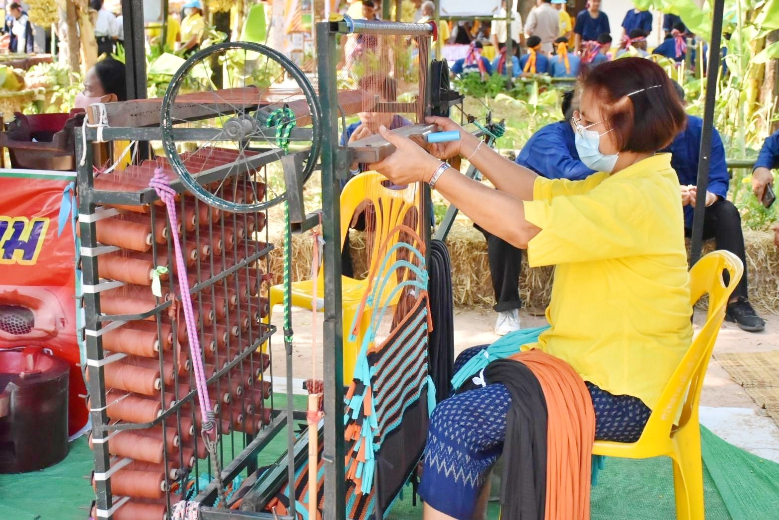 พลตรี กัลย์สรรค์ จันทรเสน ประจำสำนักพระราชวังพิเศษ ระดับ 10 ปฏิบัติหน้าที่รองผู้อำนวยการศูนย์อำนวยการใหญ่จิตอาสาพระราชทาน กำหนดจัดกิจกรรมพระราชทานในพื้นที่ ณ วัดใต้ดงใหญ่ ตำบลดงใหญ่ อำเภอวาปีปทุม จังหวัดมหาสารคาม : พช.มหาสารคาม ร่วมกับ เครือข่าย โคก หนอง นา และกลุ่มอาชีพ จัดแสดงนิทรรศการและจำหน่ายผลผลิต และ ผลิตภัณฑ์ชุมชน ในกิจกรรมพระราชทาน ด้วย